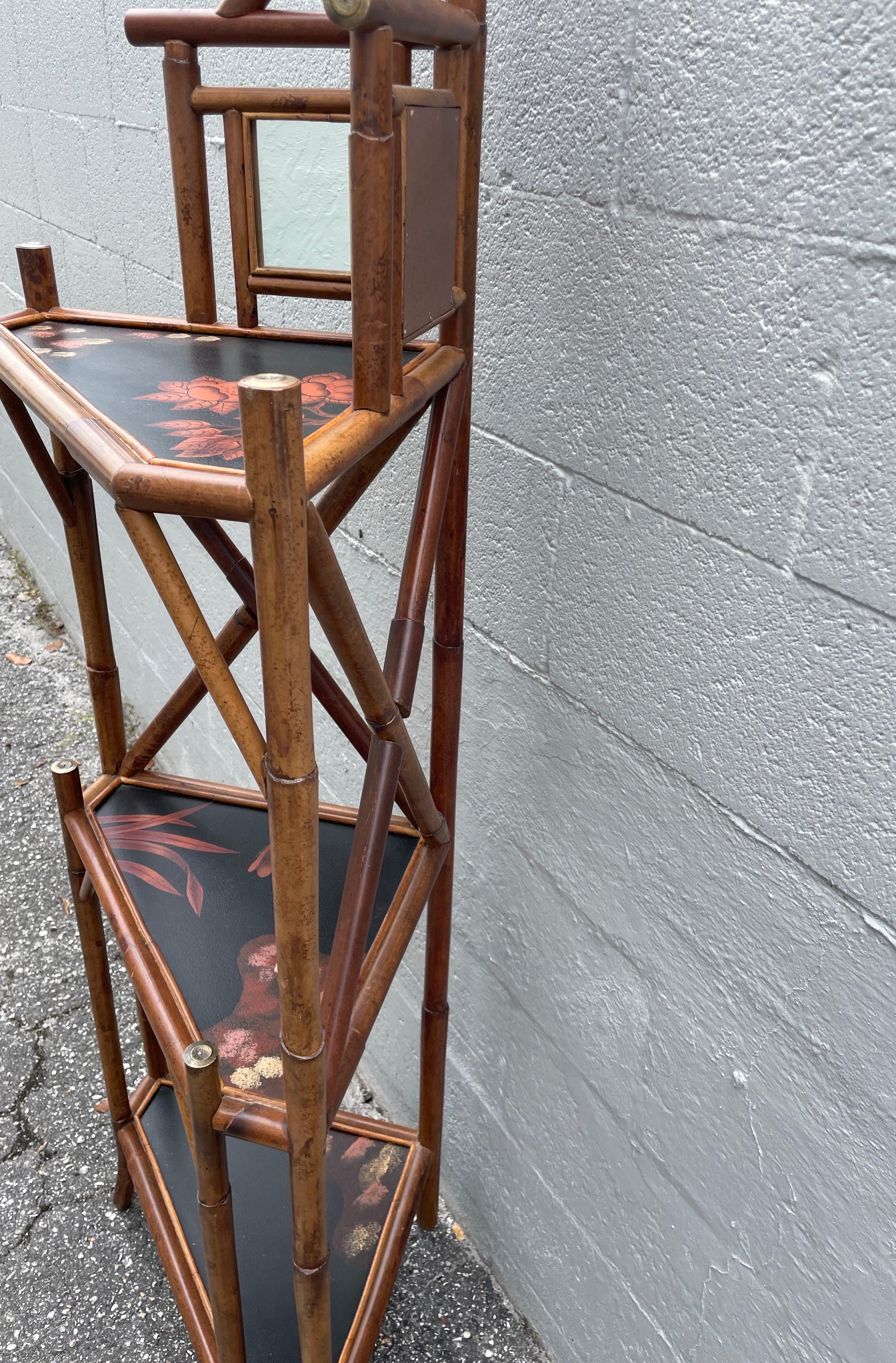 Scaffale angolare in stile pagoda in stile cineseria vintage In condizioni buone in vendita a West Palm Beach, FL