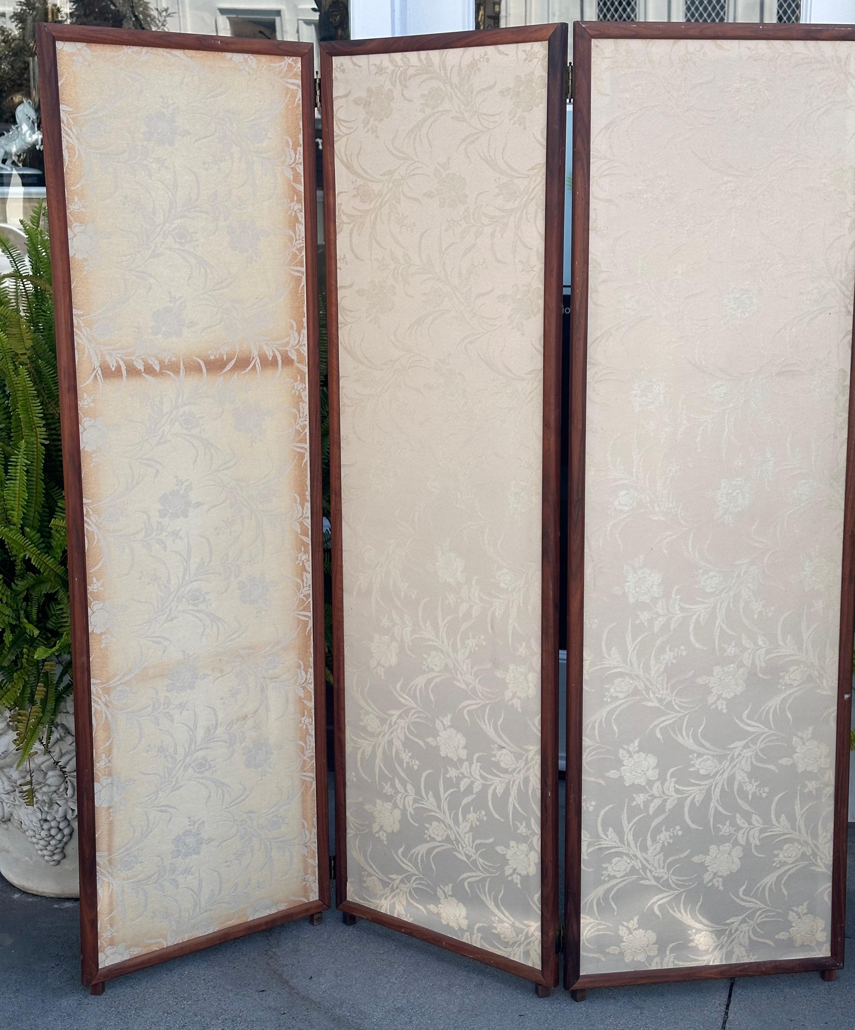 Vintage Chinoiserie Painted Scenic Floor Screen Room Divider In Good Condition For Sale In LOS ANGELES, CA