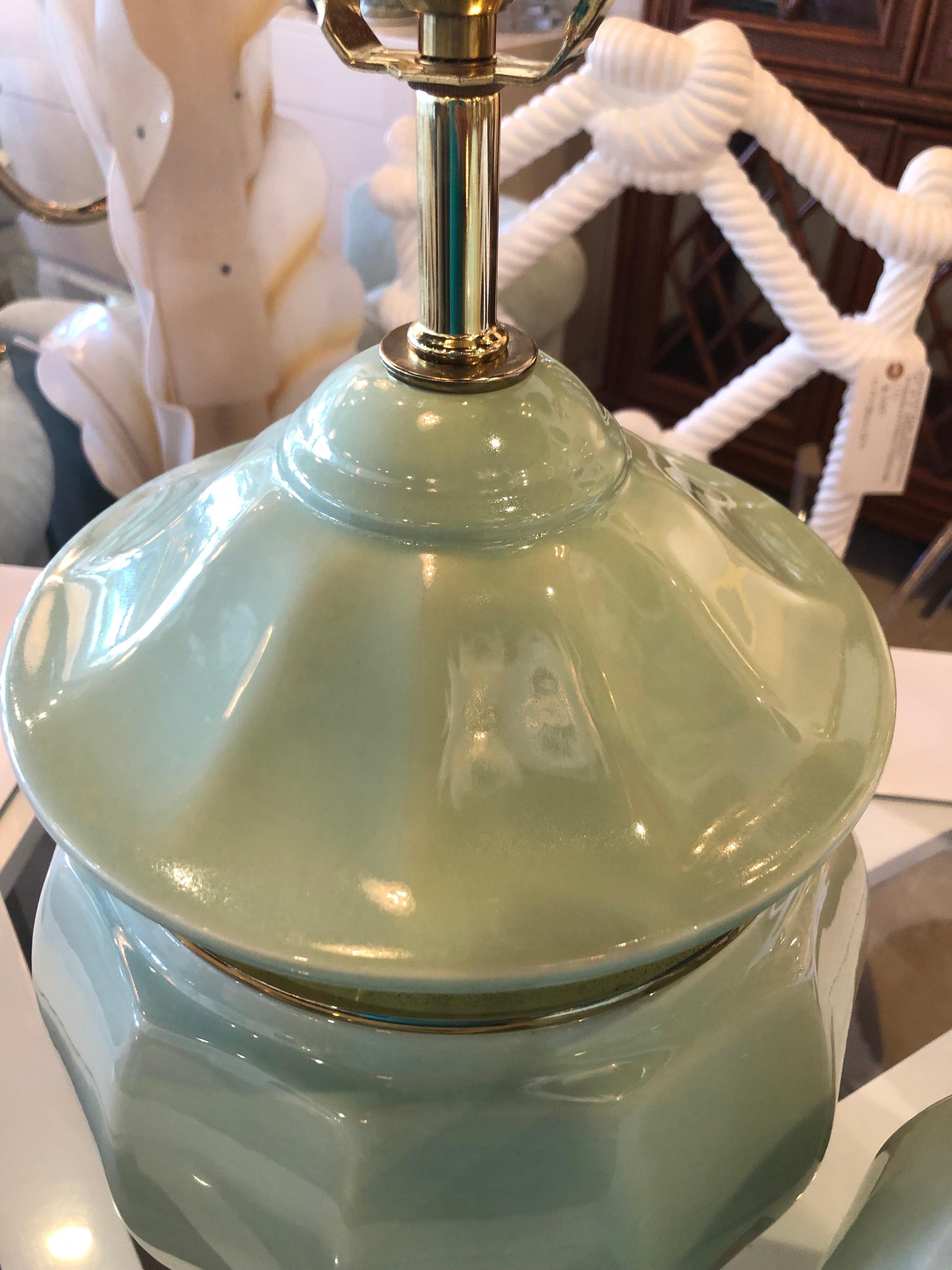 Paire de lampes de bureau vintage chinoiseries en céramique avec plateau en forme de pagode vert menthe et laiton en vente 3