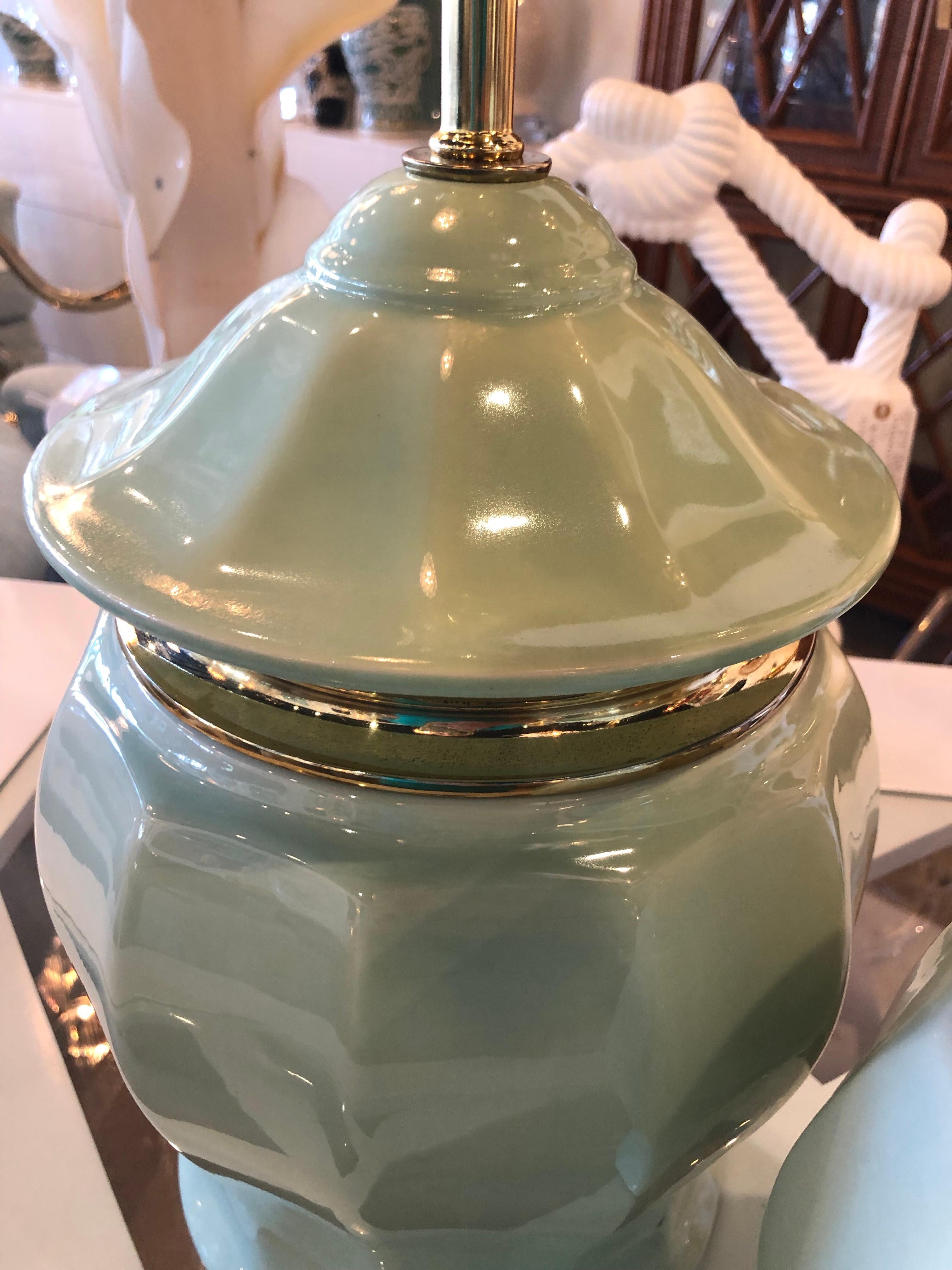 Paire de lampes de bureau vintage chinoiseries en céramique avec plateau en forme de pagode vert menthe et laiton en vente 4