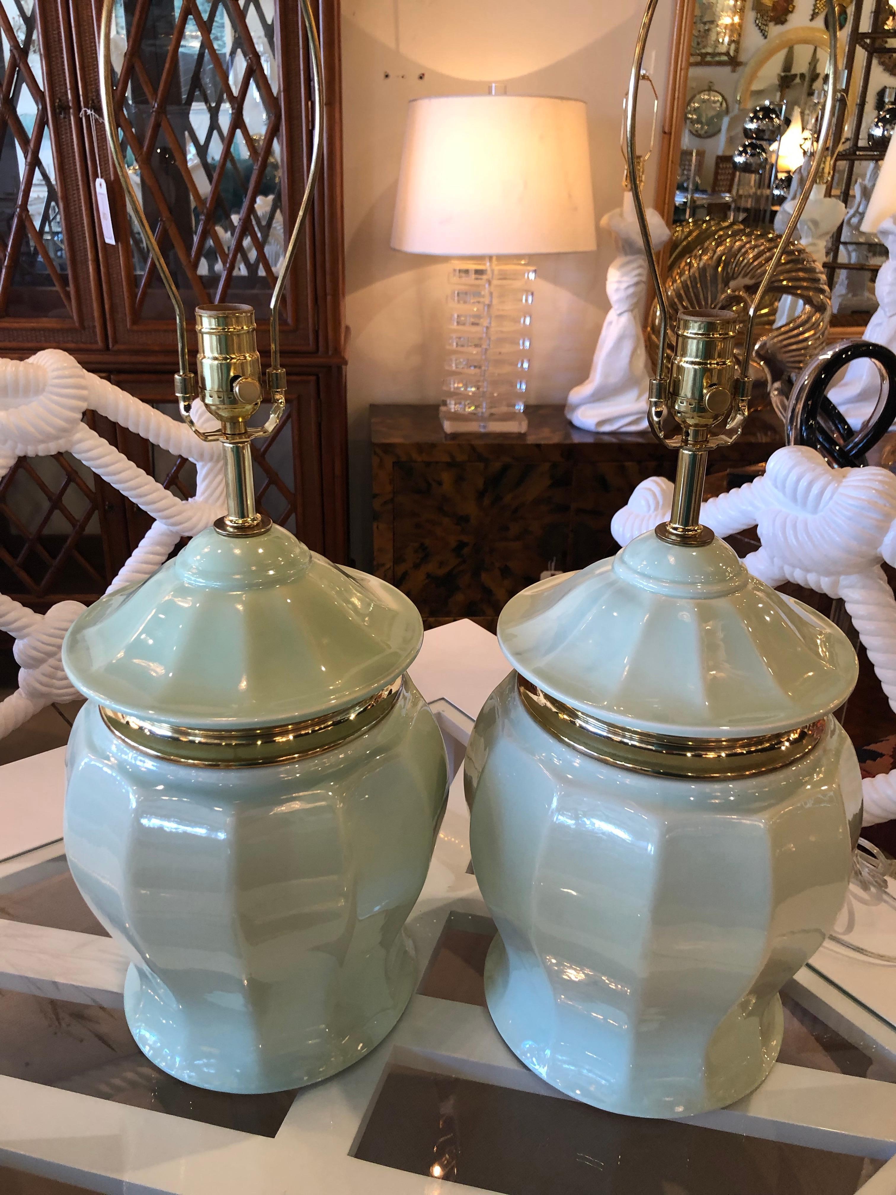 Paire de lampes de bureau vintage chinoiseries en céramique avec plateau en forme de pagode vert menthe et laiton en vente 5