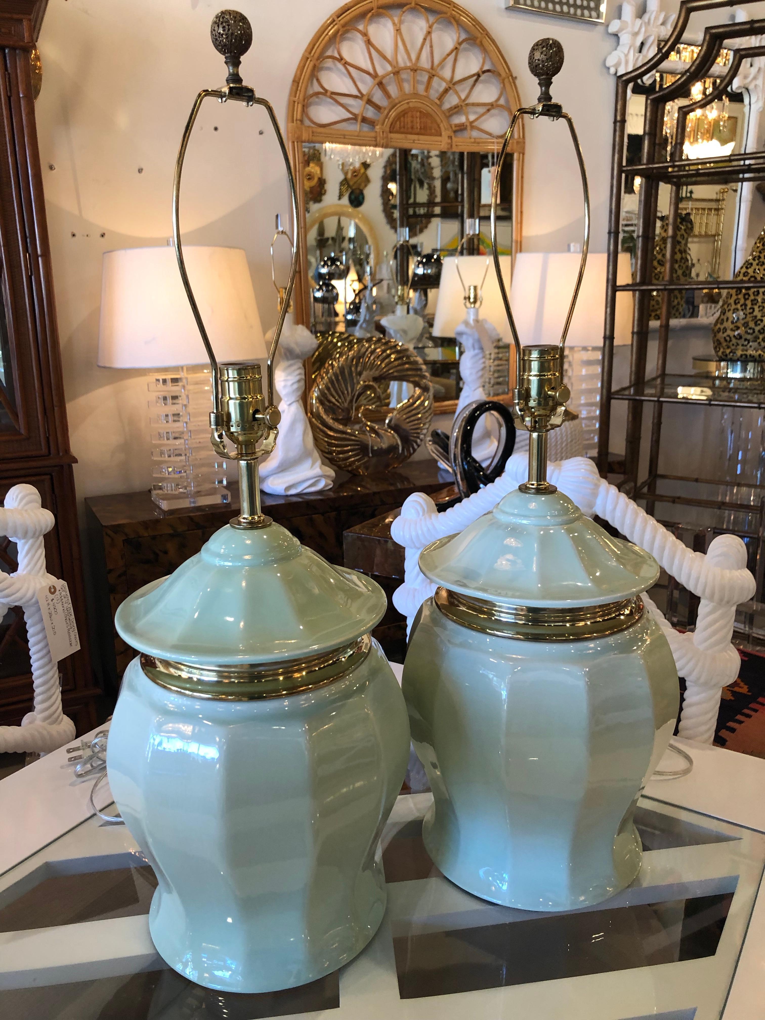 Paire de lampes de bureau vintage chinoiseries en céramique avec plateau en forme de pagode vert menthe et laiton en vente 6