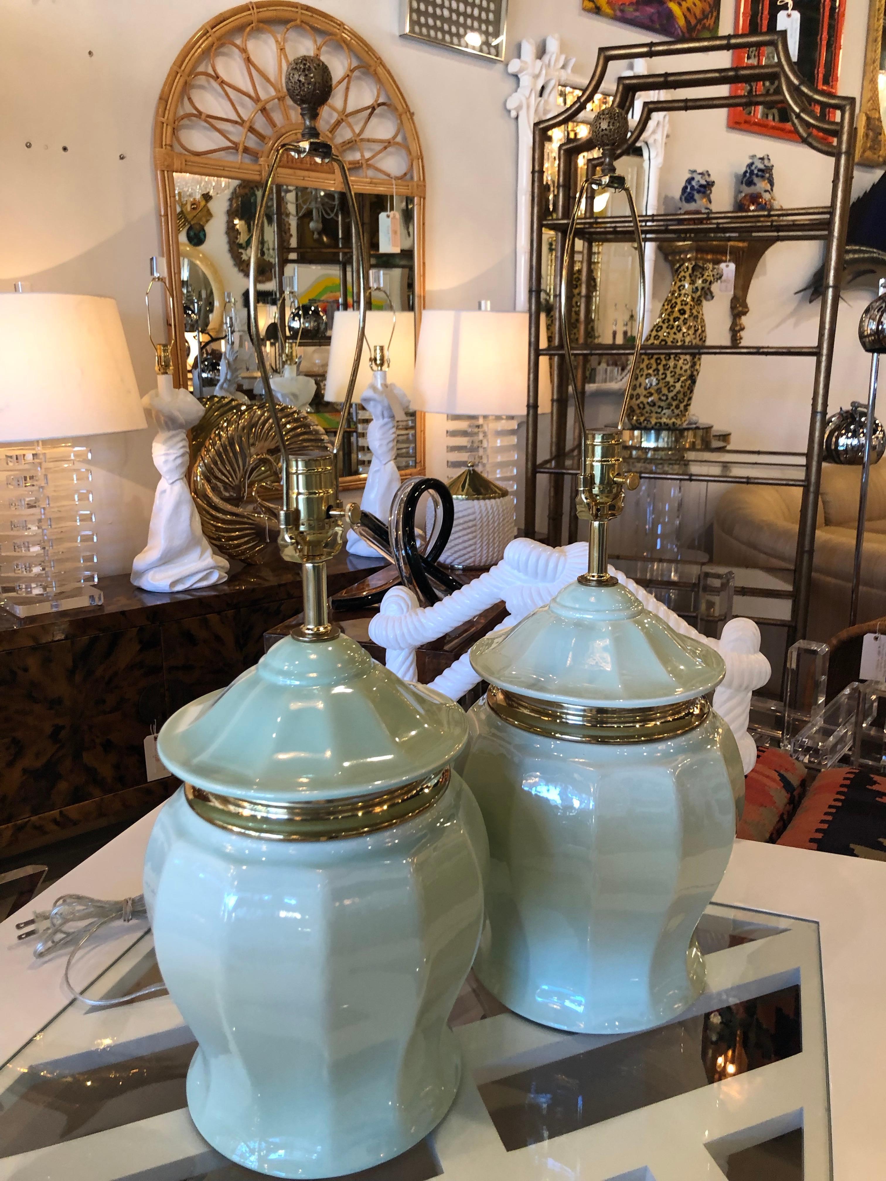 Paire de lampes de bureau vintage chinoiseries en céramique avec plateau en forme de pagode vert menthe et laiton en vente 7