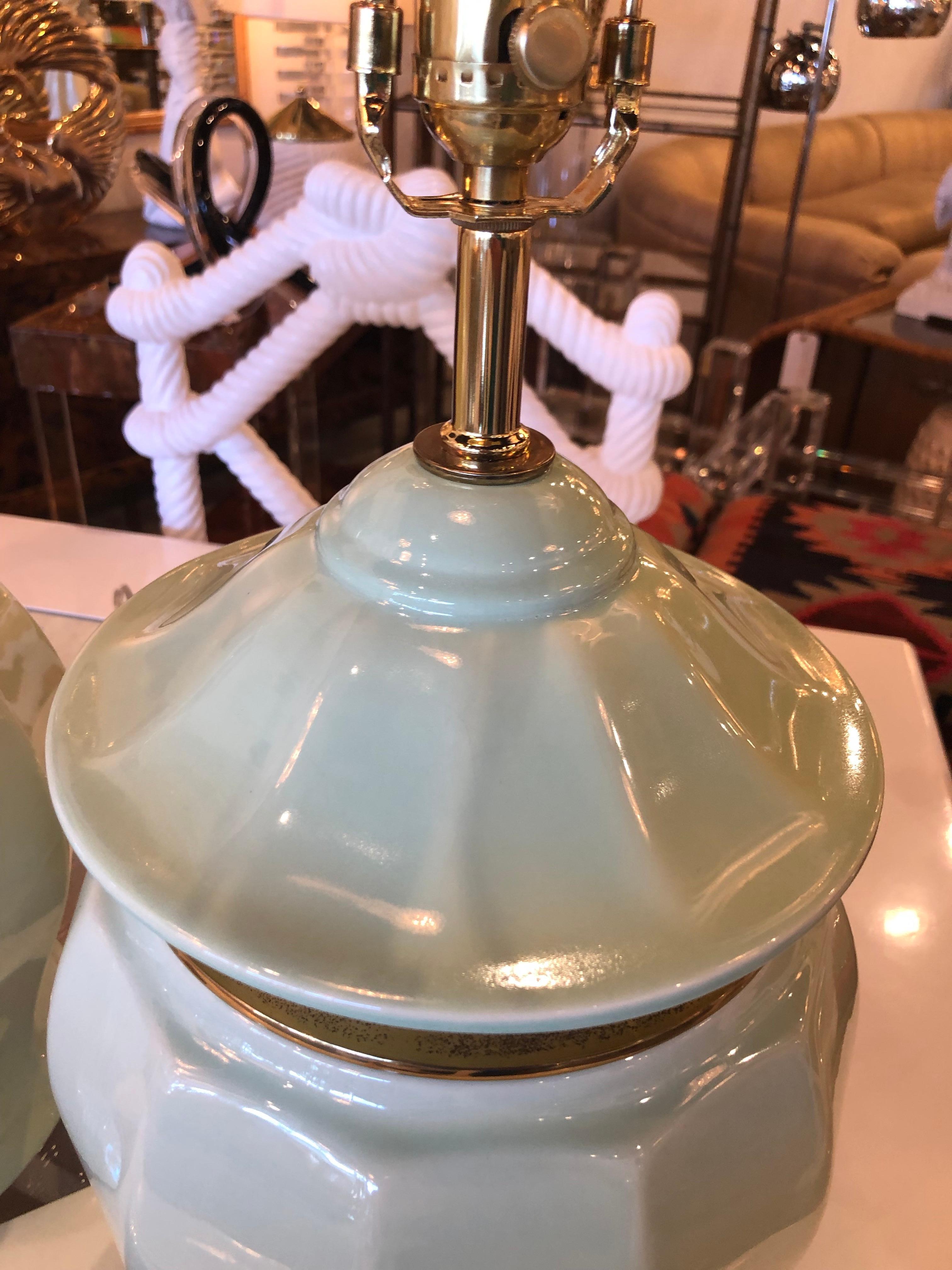 Américain Paire de lampes de bureau vintage chinoiseries en céramique avec plateau en forme de pagode vert menthe et laiton en vente