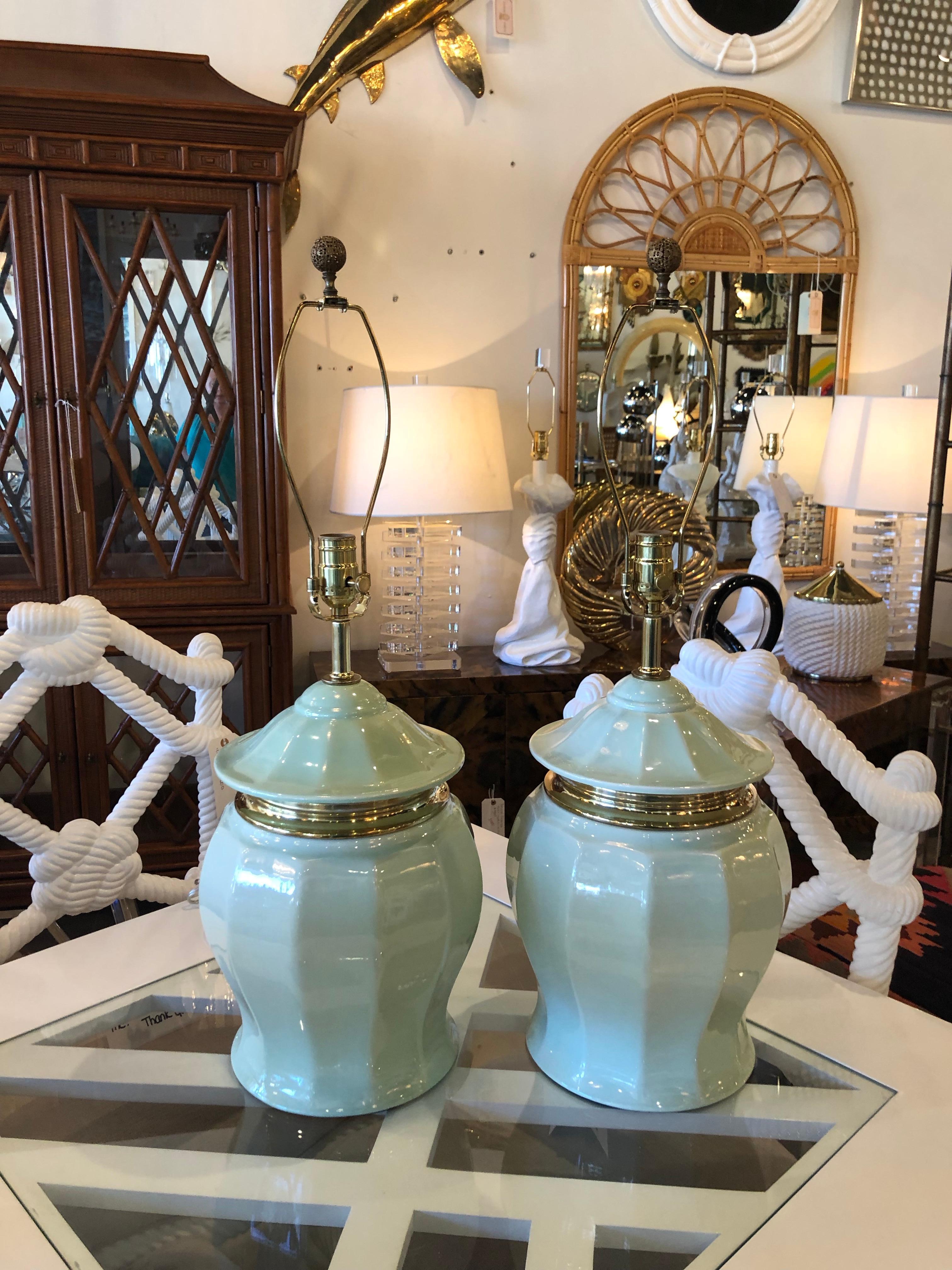 Laiton Paire de lampes de bureau vintage chinoiseries en céramique avec plateau en forme de pagode vert menthe et laiton en vente