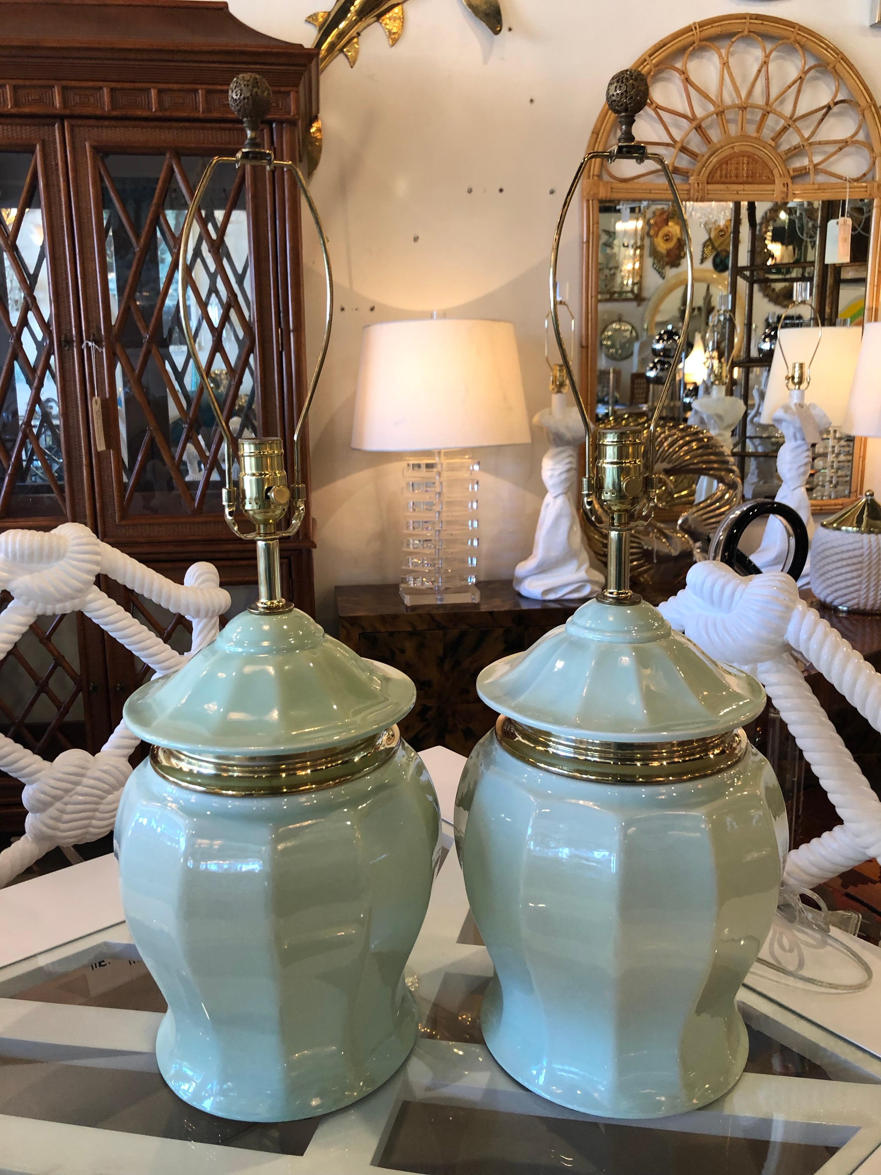 Paire de lampes de bureau vintage chinoiseries en céramique avec plateau en forme de pagode vert menthe et laiton en vente 2