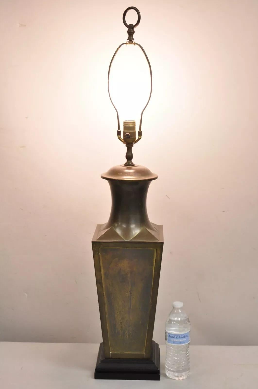 Vintage Chinoiserie Patinated Brass Square Jardiniere Hollywood Regency Tischlampe von Wildwood. Der Gegenstand weist eine bemerkenswerte Patina auf, einen ebonisierten Holzsockel, eine dreidimensionale Form und hochwertige amerikanische