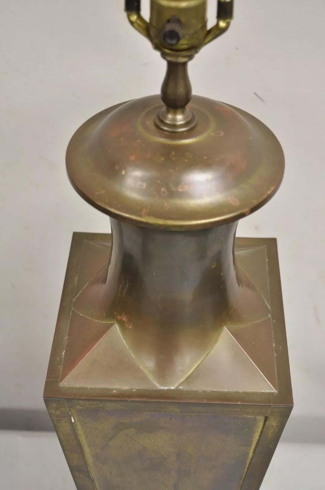 Quadratische Chinoiserie- Jardiniere-Tischlampe aus patiniertem Messing, Wildholz, Vintage (Hollywood Regency) im Angebot