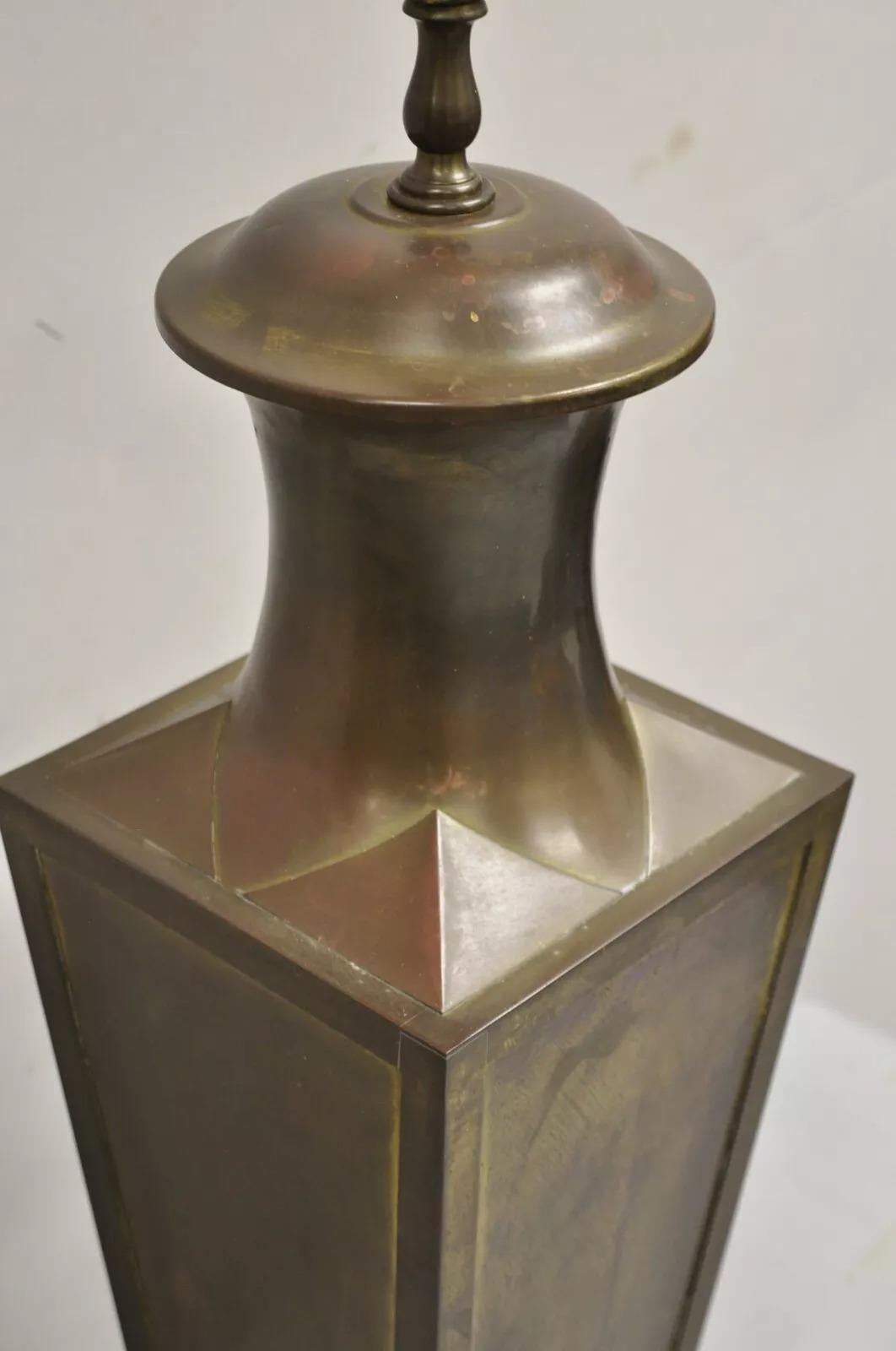 Quadratische Chinoiserie- Jardiniere-Tischlampe aus patiniertem Messing, Wildholz, Vintage (Unbekannt) im Angebot