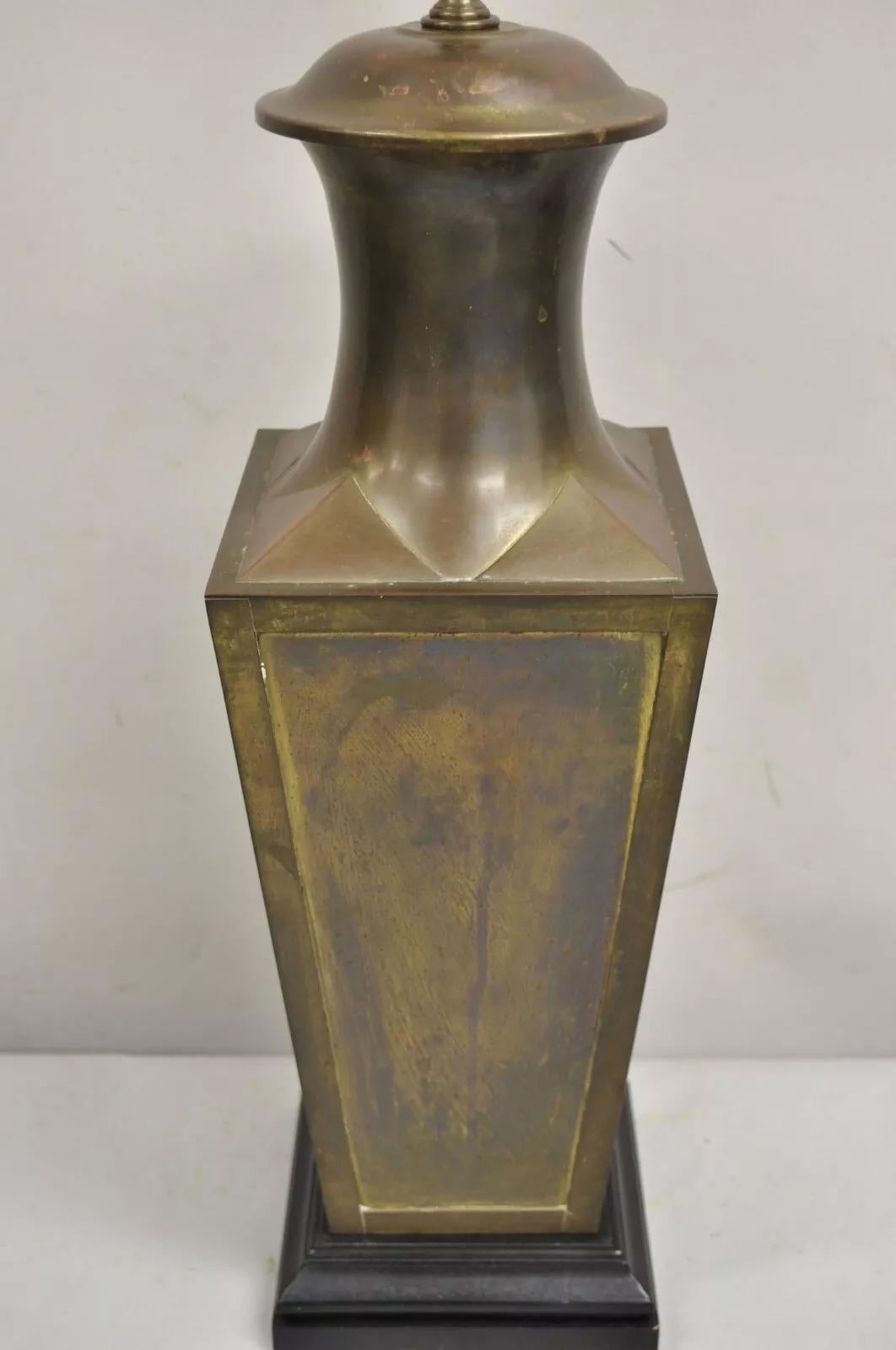 Quadratische Chinoiserie- Jardiniere-Tischlampe aus patiniertem Messing, Wildholz, Vintage im Zustand „Gut“ im Angebot in Philadelphia, PA