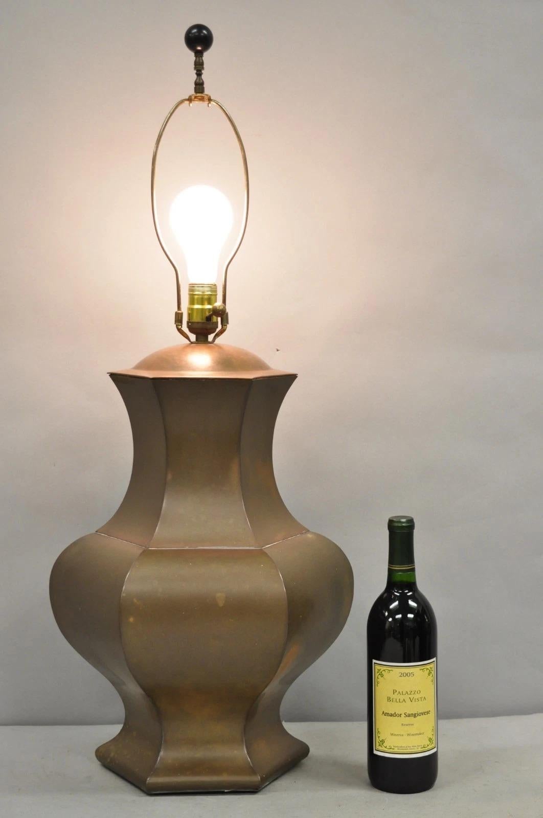 Vintage Chinoiserie Cuivre Patiné Hexagonal Oriental Ginger Jar Table Lamp. Circa Late 20th Century. Dimensions : 33