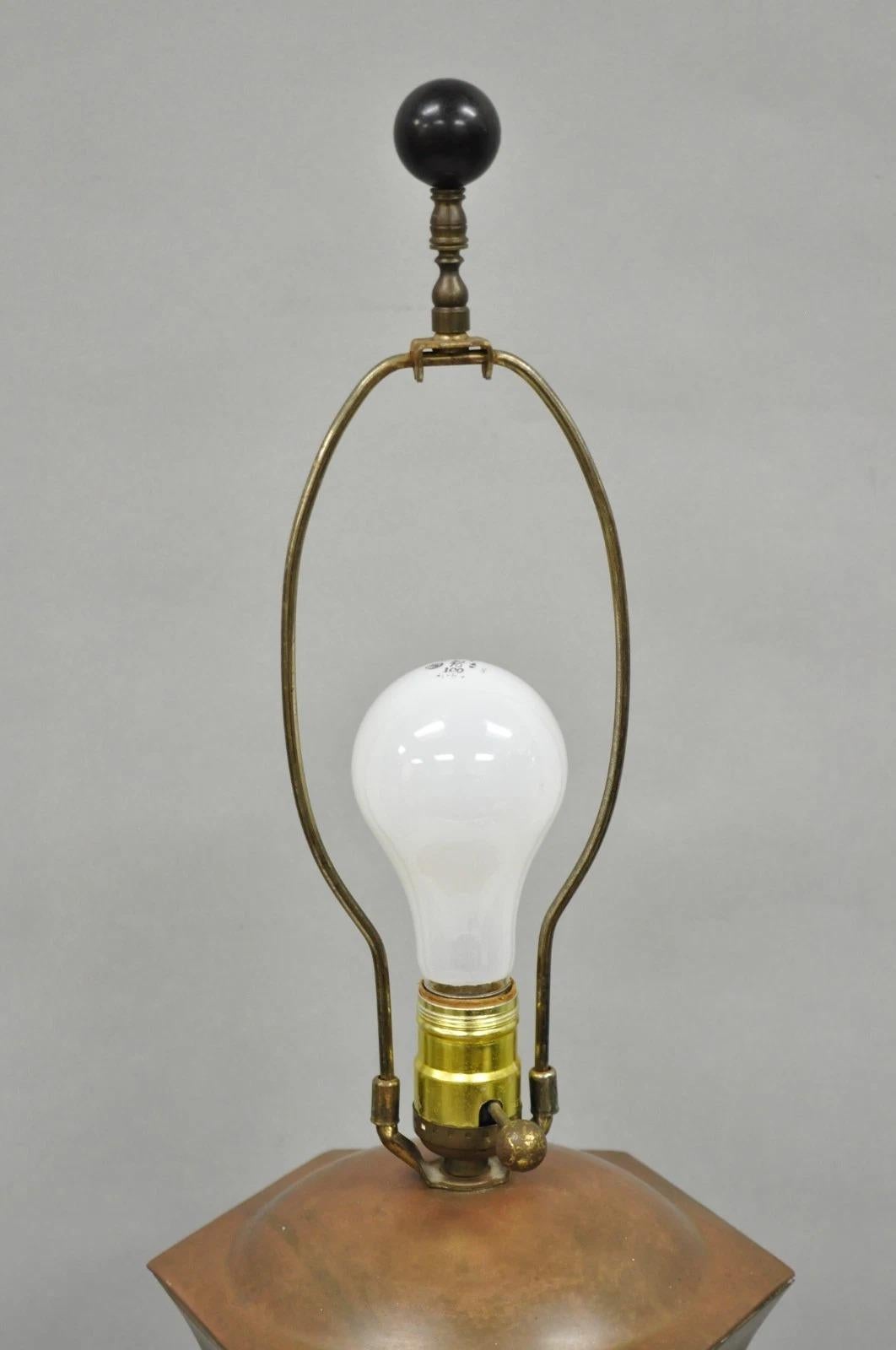 Vintage Chinoiserie Cuivre patiné Hexagonal Oriental Ginger Jar Table Lamp Bon état - En vente à Philadelphia, PA