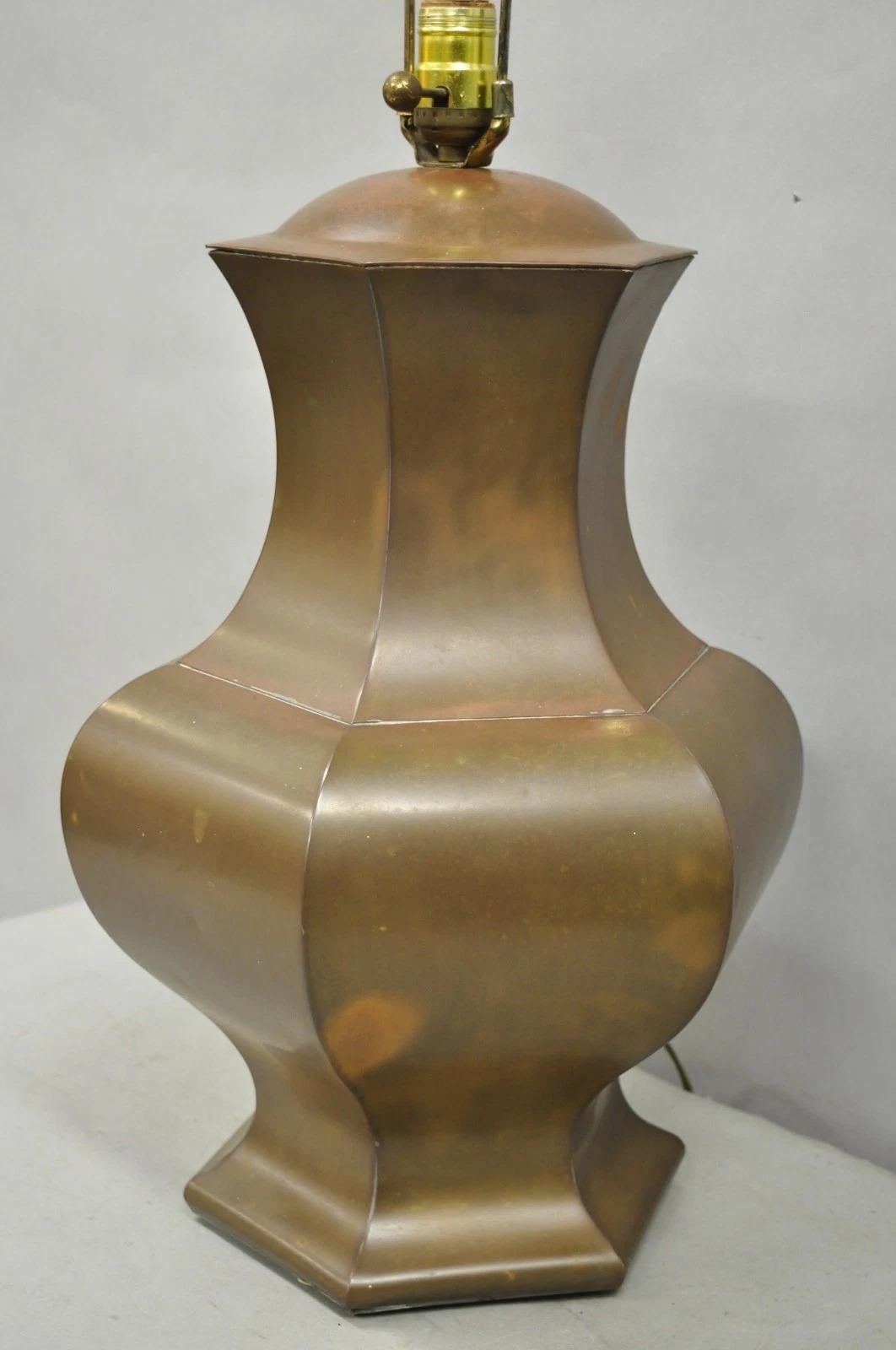 20ième siècle Vintage Chinoiserie Cuivre patiné Hexagonal Oriental Ginger Jar Table Lamp en vente