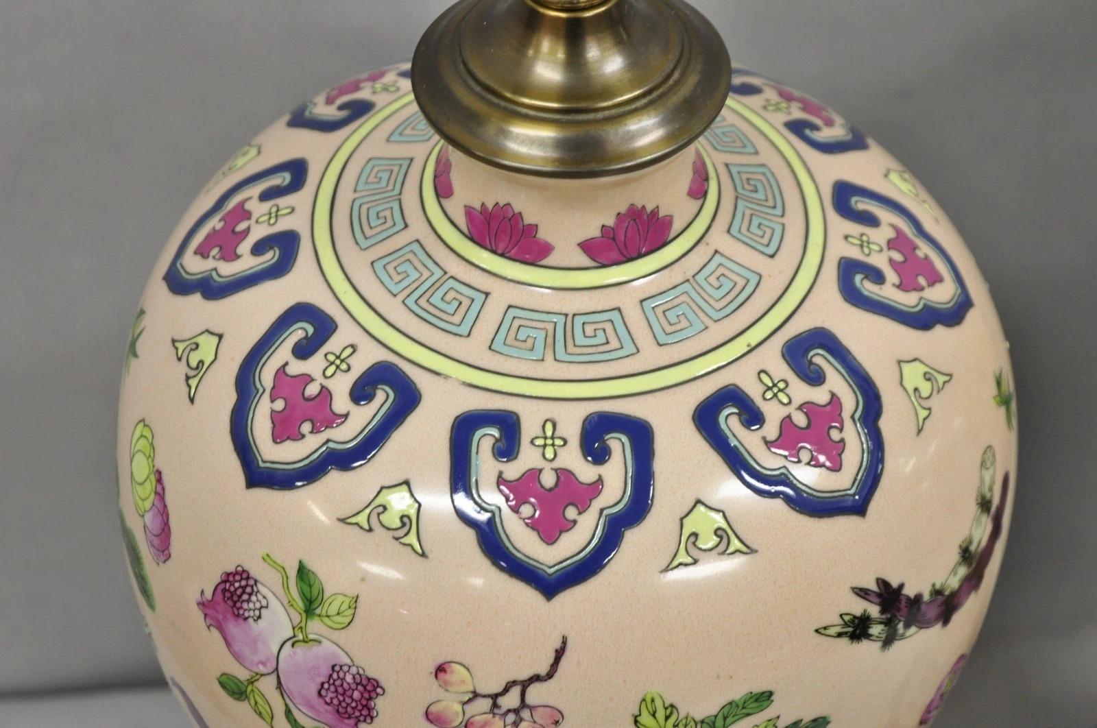 Lampada da tavolo in porcellana rosa Chinoiserie d'epoca con vaso Jardinière e lampada da tavolo a coppia In condizioni buone in vendita a Philadelphia, PA