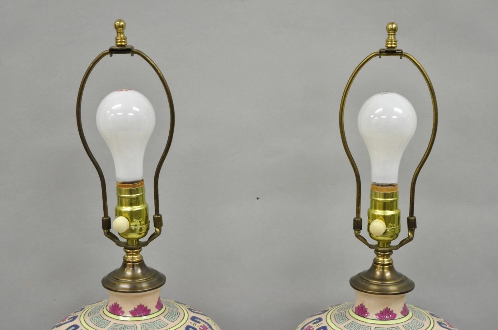 Lampada da tavolo in porcellana rosa Chinoiserie d'epoca con vaso Jardinière e lampada da tavolo a coppia in vendita 1