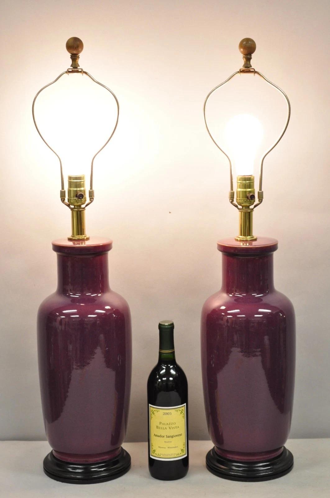 Vintage Chinoiserie Plum Purple Ceramic Porcelain Flambe Chinese Jardiniere Table Lamps on  Basi in legno - una coppia. Circa metà del XX secolo. Misure: 32