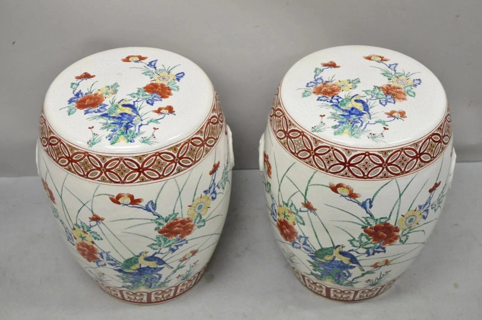 Sedile per sgabello da giardino cinese rosso blu in porcellana di Chinoiserie d'epoca, una coppia. L'articolo presenta un bellissimo disegno di uccelli e fiori, di grande stile e forma, circa 30 libbre ciascuno. Circa alla fine del XX secolo.