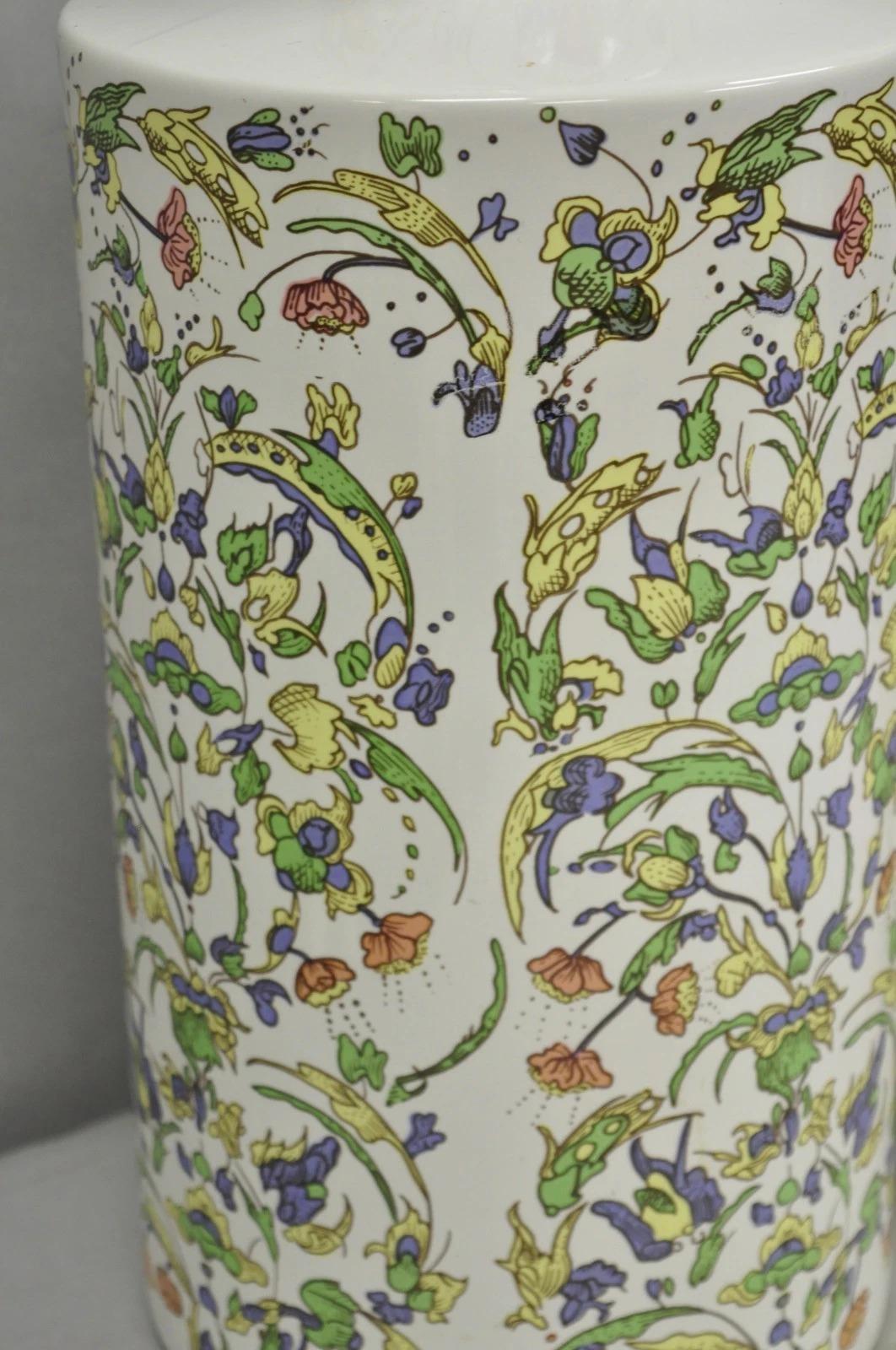 Lampada da tavolo cinese in porcellana di Chinoiserie d'epoca con barattolo di zenzero e fiori orientali. in vendita 4