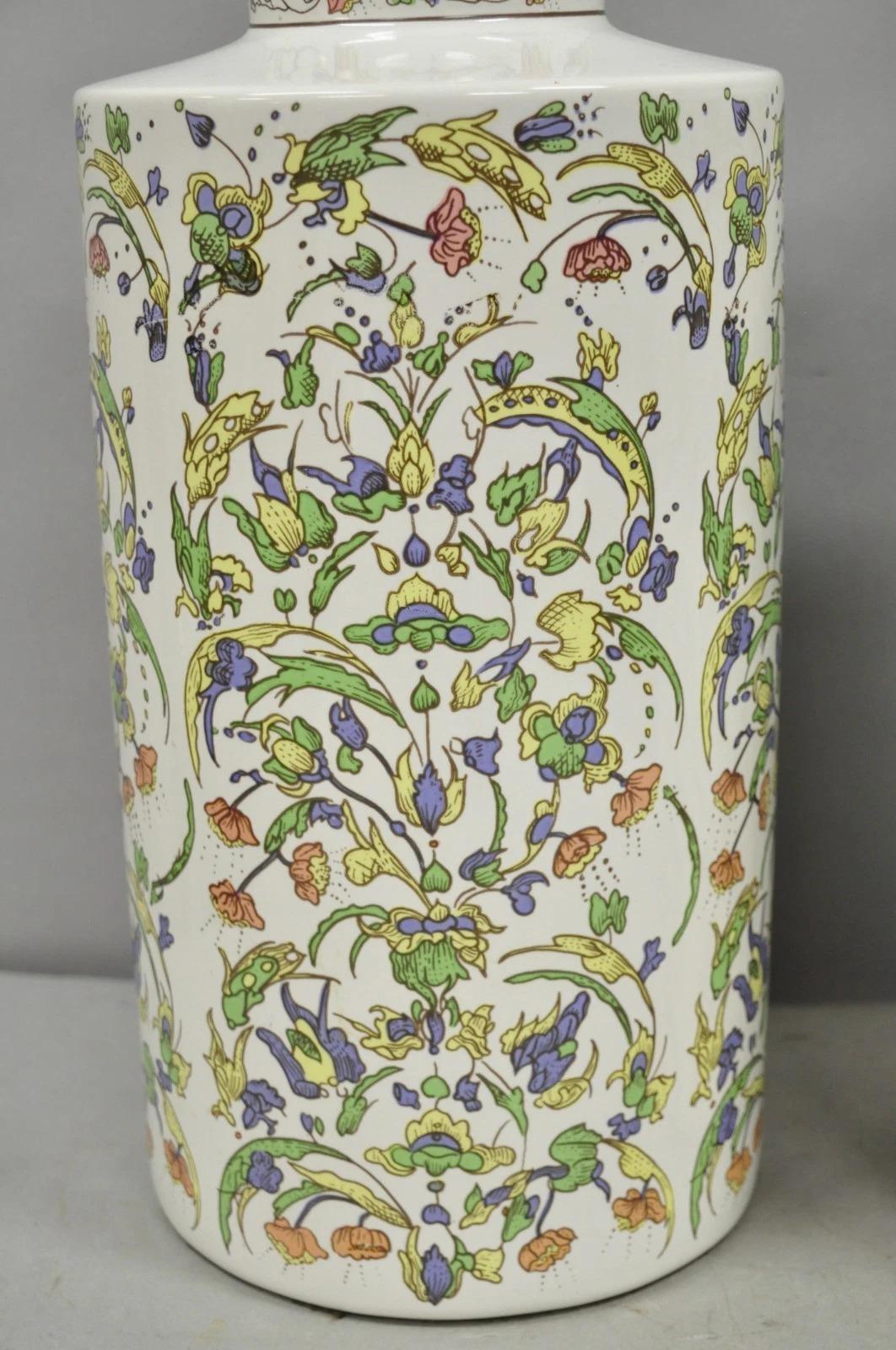 Sconosciuto Lampada da tavolo cinese in porcellana di Chinoiserie d'epoca con barattolo di zenzero e fiori orientali. in vendita