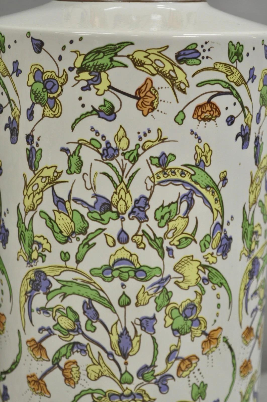 Lampada da tavolo cinese in porcellana di Chinoiserie d'epoca con barattolo di zenzero e fiori orientali. In condizioni buone in vendita a Philadelphia, PA