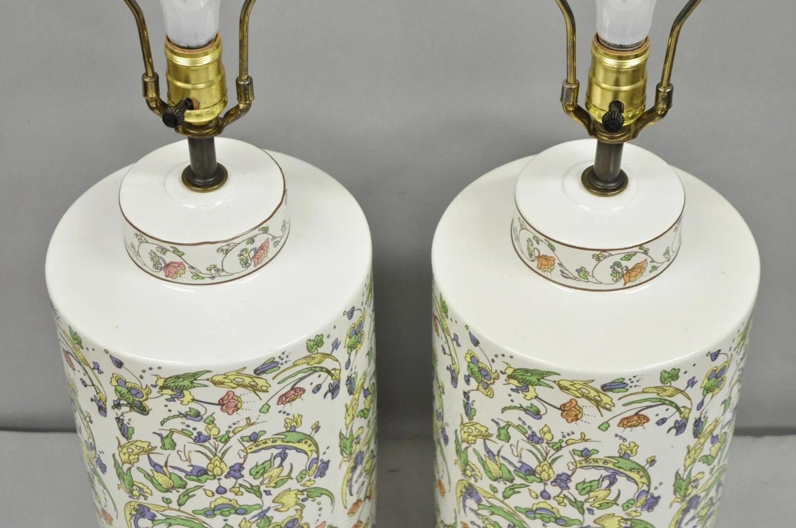 Porcellana Lampada da tavolo cinese in porcellana di Chinoiserie d'epoca con barattolo di zenzero e fiori orientali. in vendita