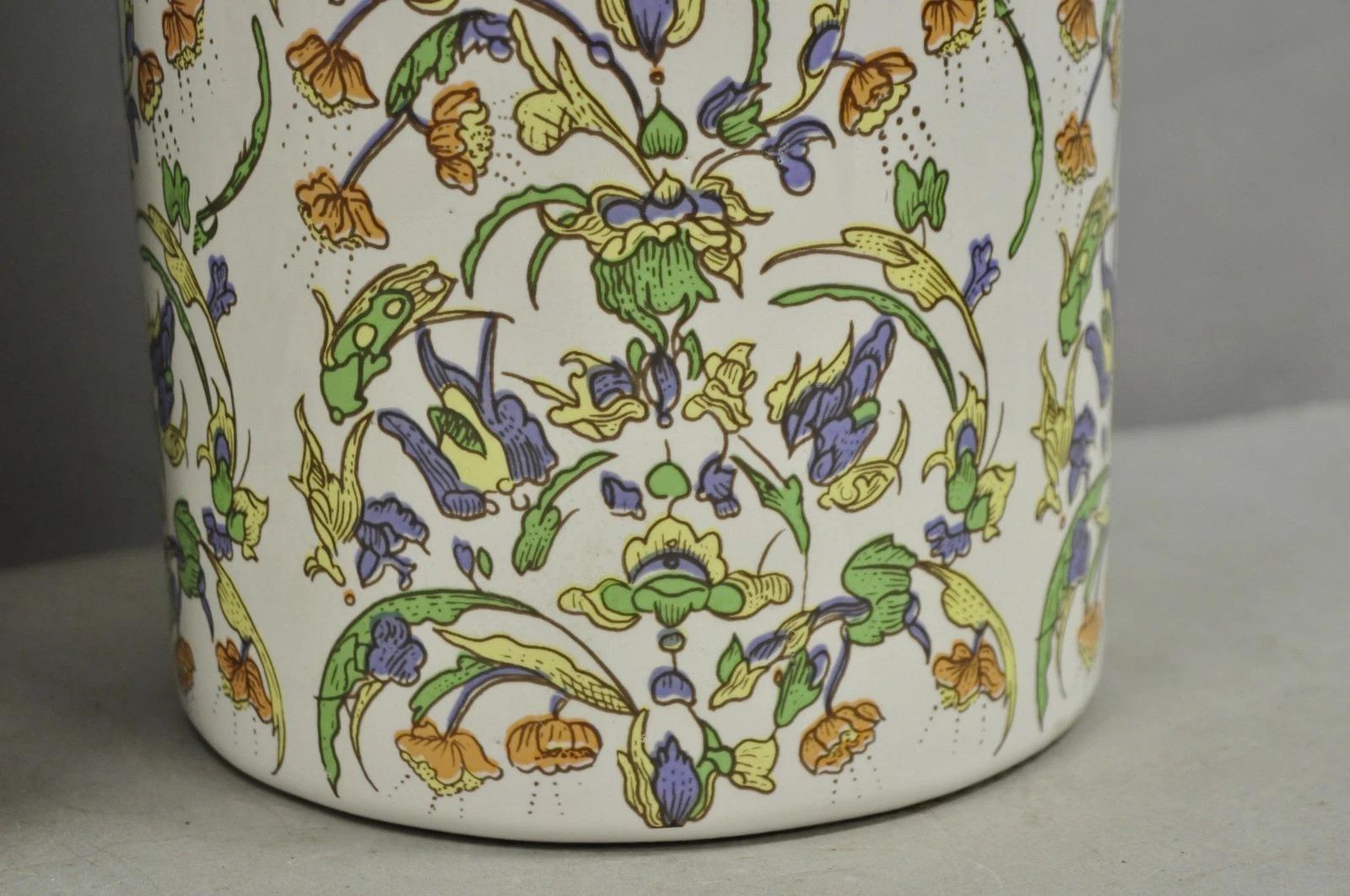 Lampada da tavolo cinese in porcellana di Chinoiserie d'epoca con barattolo di zenzero e fiori orientali. in vendita 1