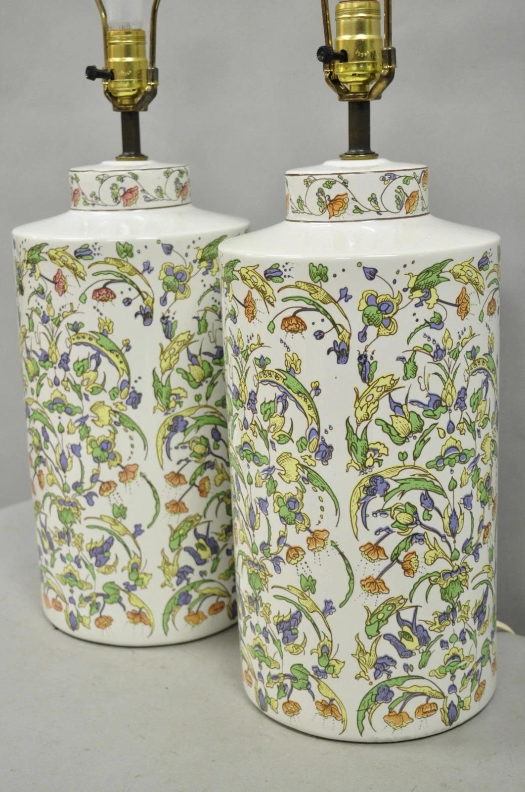 Lampada da tavolo cinese in porcellana di Chinoiserie d'epoca con barattolo di zenzero e fiori orientali. in vendita 2