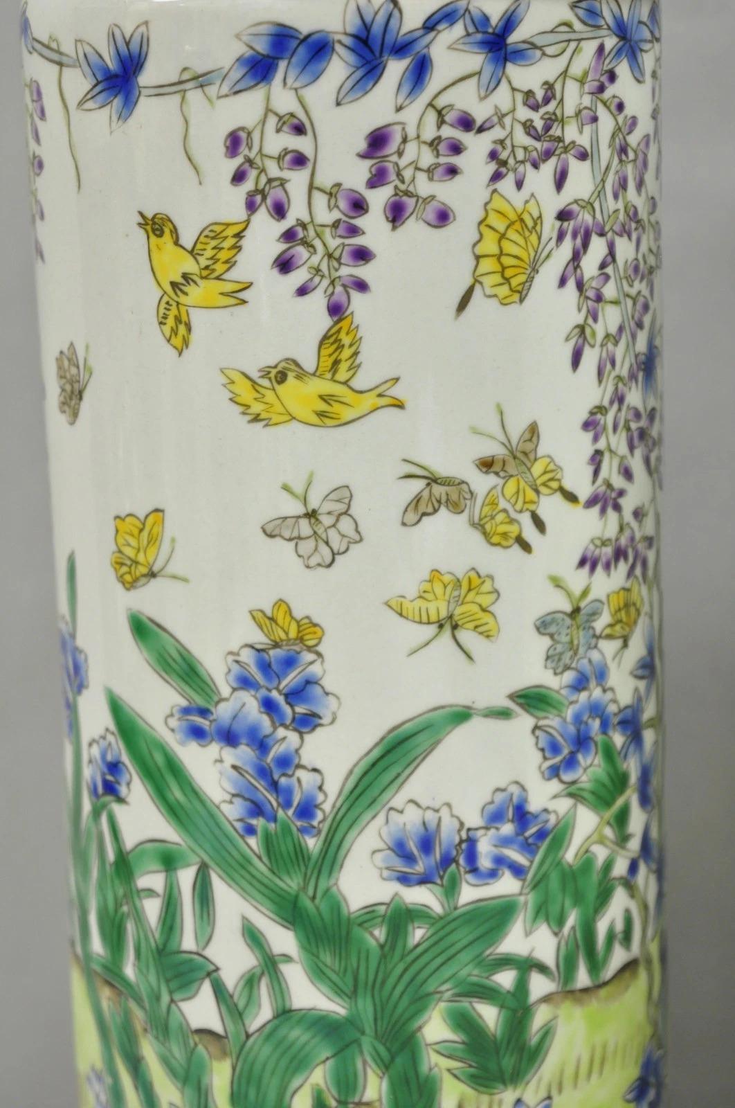 Paire de lampes de table orientales en porcelaine de Chine peintes de motifs floraux. en vente 3