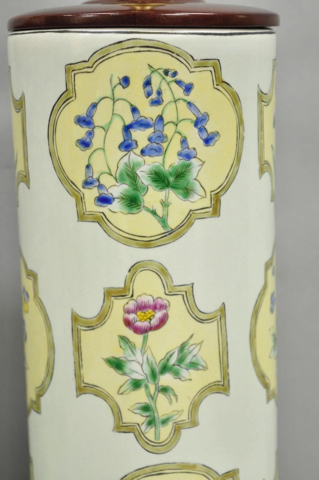 Paire de lampes de table orientales en porcelaine de Chine peintes de motifs floraux. en vente 4
