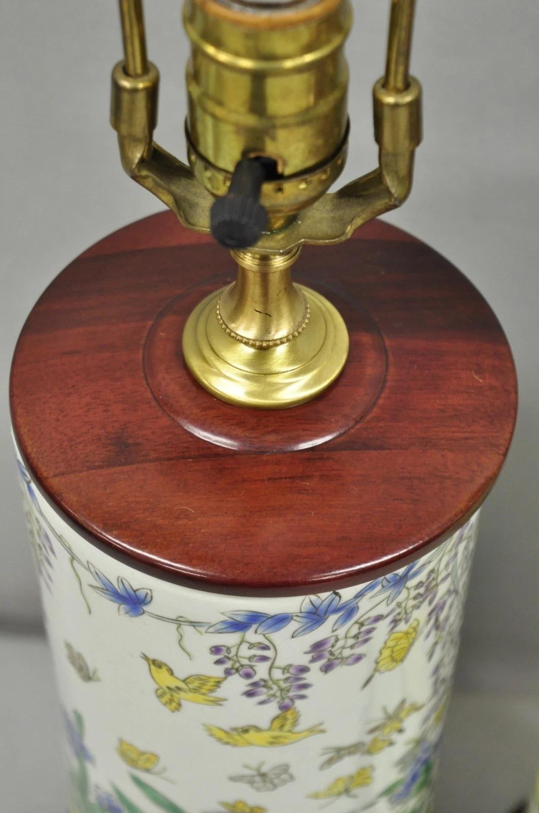 Paire de lampes de table orientales en porcelaine de Chine peintes de motifs floraux. en vente 5