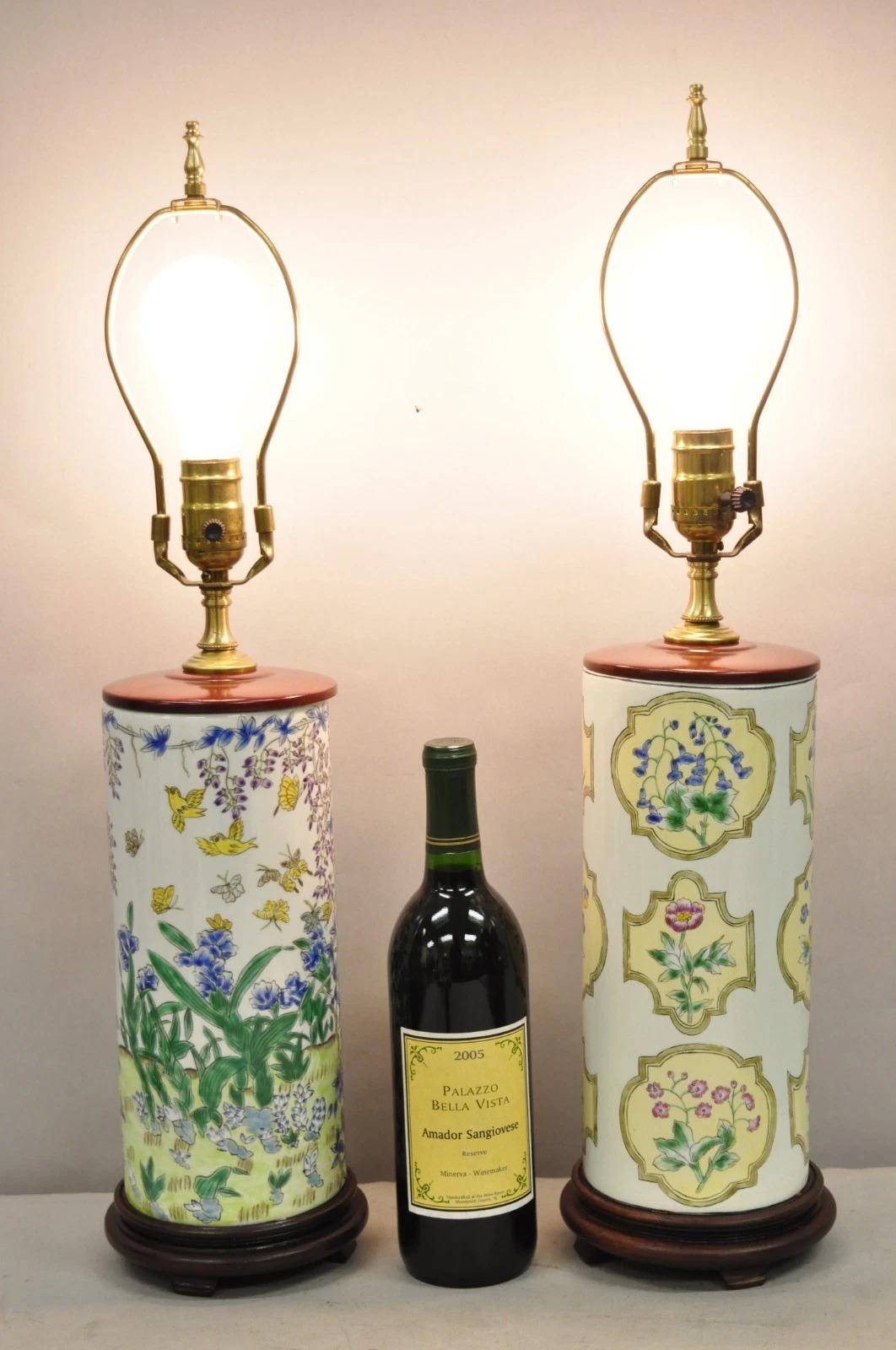 Vintage Chinoiserie Chinese Porcelain Cylinder Floral Painted Oriental Table Lamps - Complimenting Pair. Chaque lampe présente différentes scènes décorées sur tout le pourtour par des montures en bois d'acajou. Circa Late 20th Century. Dimensions :