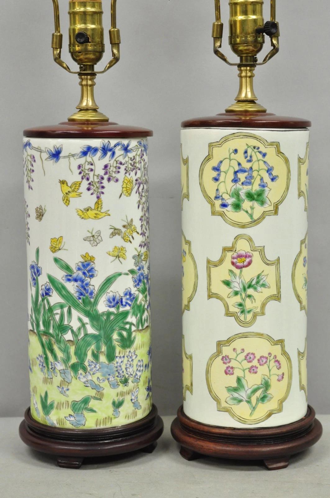 Chinoiseries Paire de lampes de table orientales en porcelaine de Chine peintes de motifs floraux. en vente