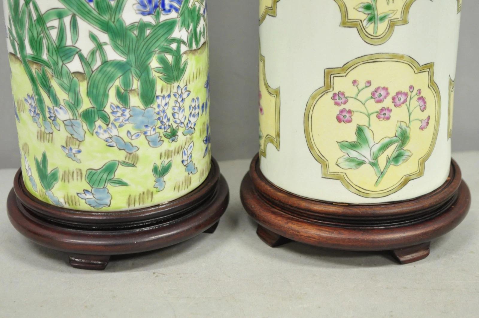 20ième siècle Paire de lampes de table orientales en porcelaine de Chine peintes de motifs floraux. en vente
