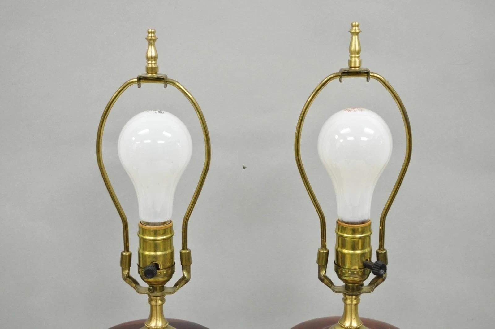 Porcelaine Paire de lampes de table orientales en porcelaine de Chine peintes de motifs floraux. en vente