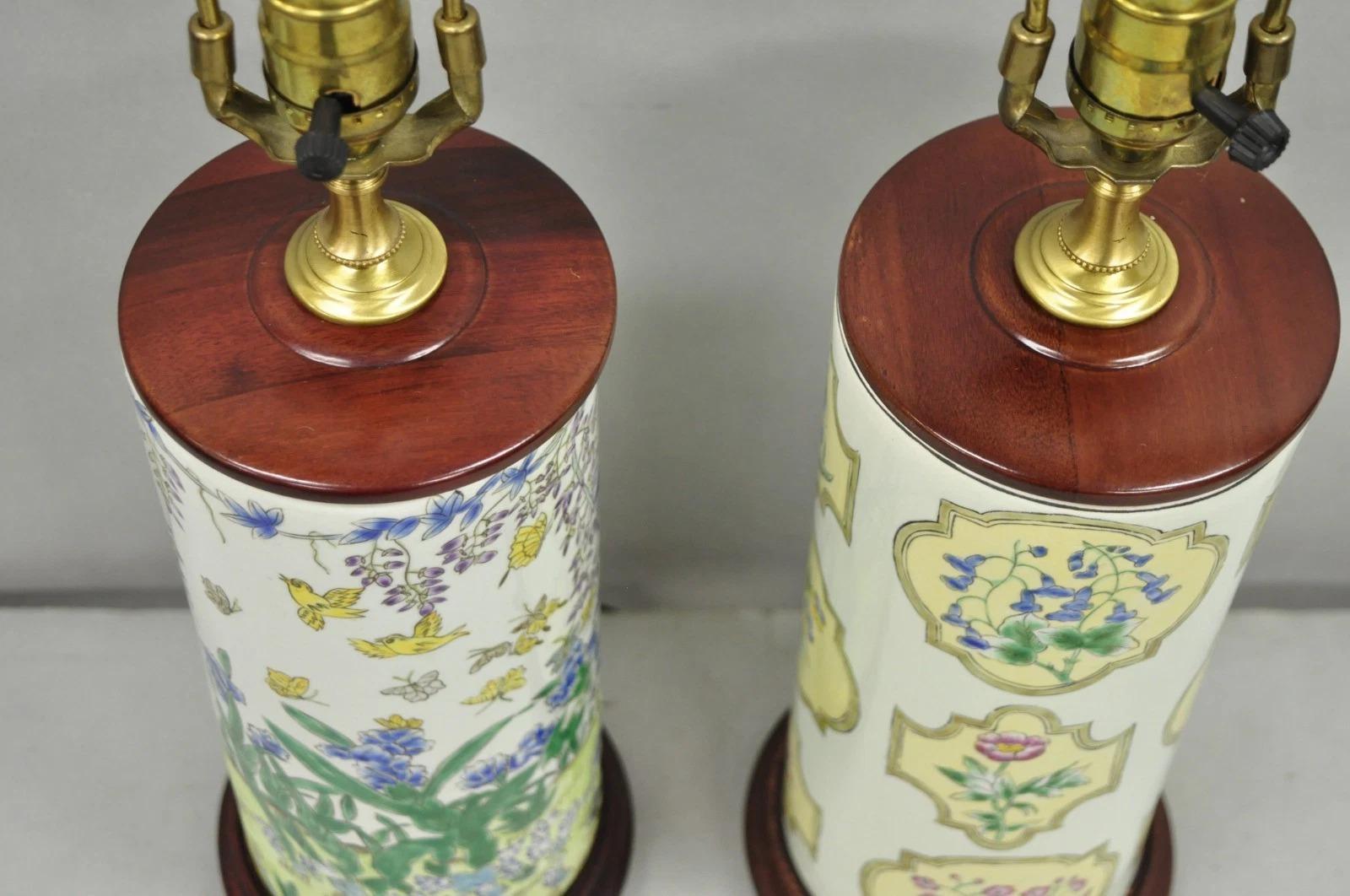 Paire de lampes de table orientales en porcelaine de Chine peintes de motifs floraux. en vente 1