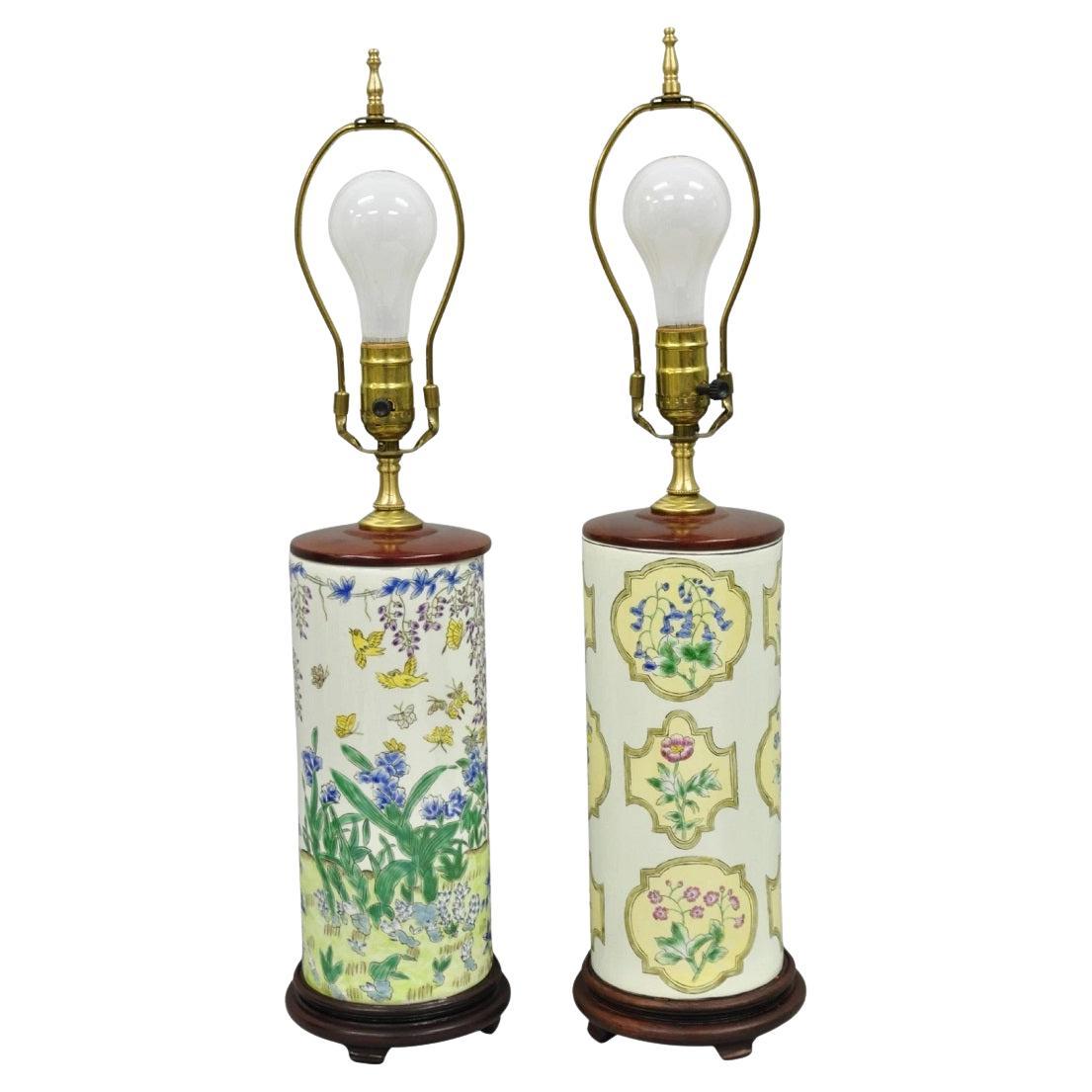 Paire de lampes de table orientales en porcelaine de Chine peintes de motifs floraux.