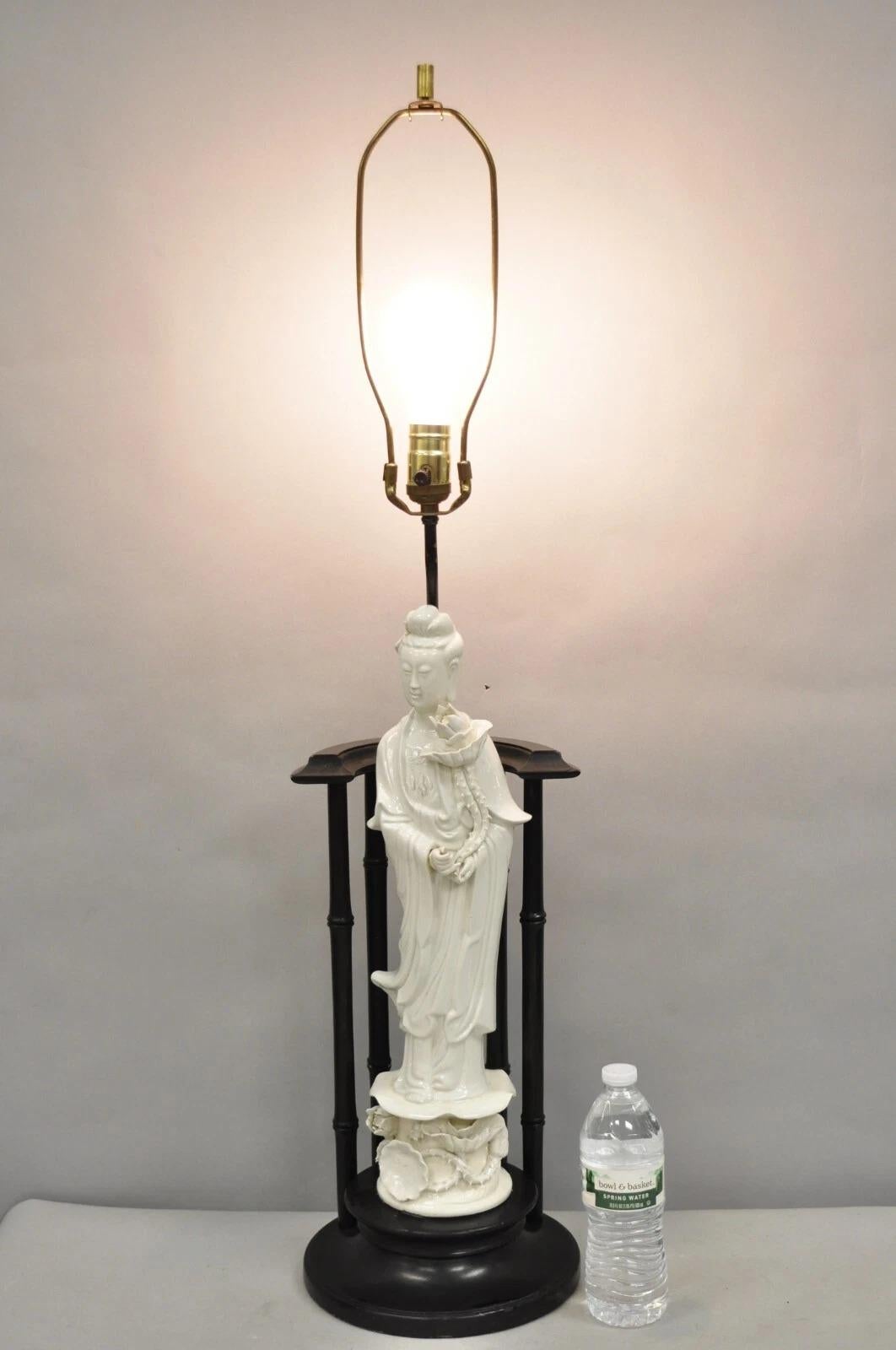 Lampe de table Vintage Chinoiserie en porcelaine Guanyin Figure Blanc de Chine. Circa Mid 20th Century. Dimensions : 38