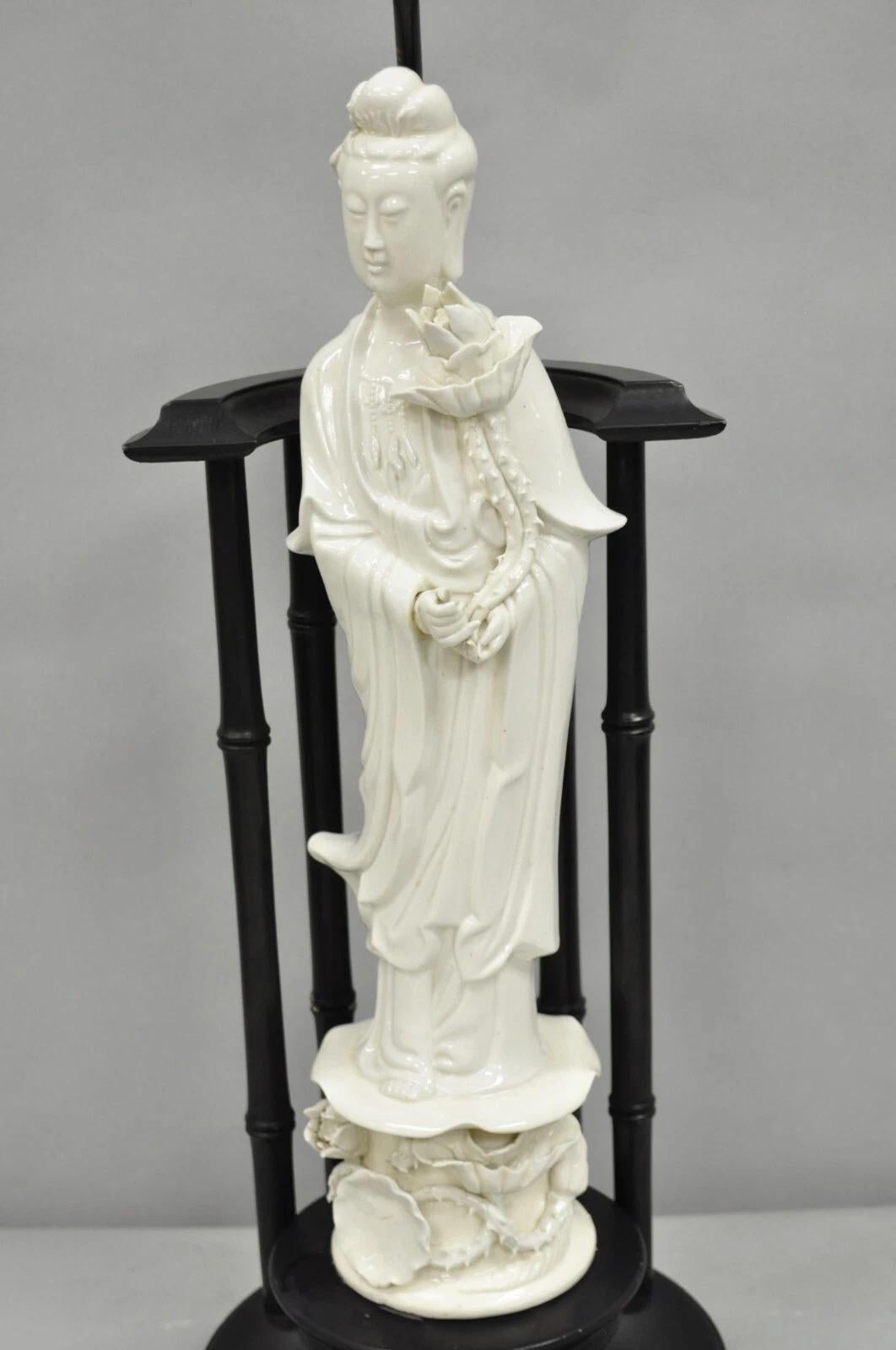 Chinoiseries Lampe de table Vintage Chinoiserie Porcelaine Figure Guanyin Blanc de Chine en vente