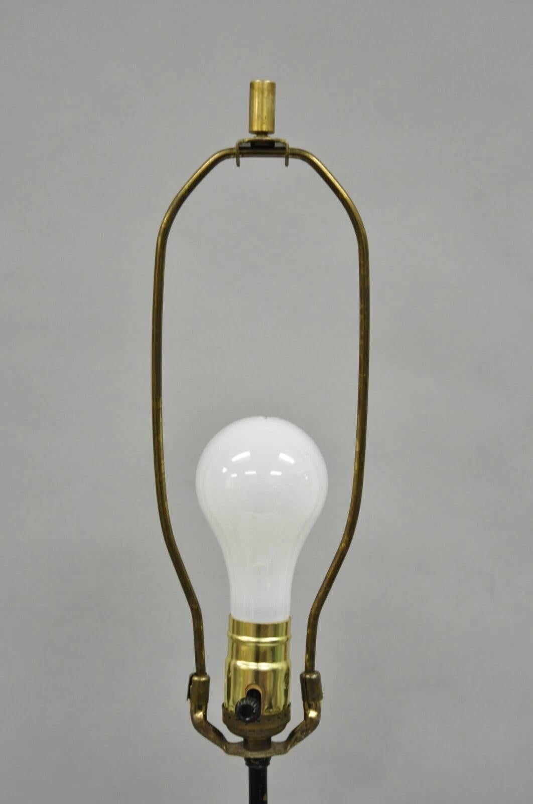 Inconnu Lampe de table Vintage Chinoiserie Porcelaine Figure Guanyin Blanc de Chine en vente
