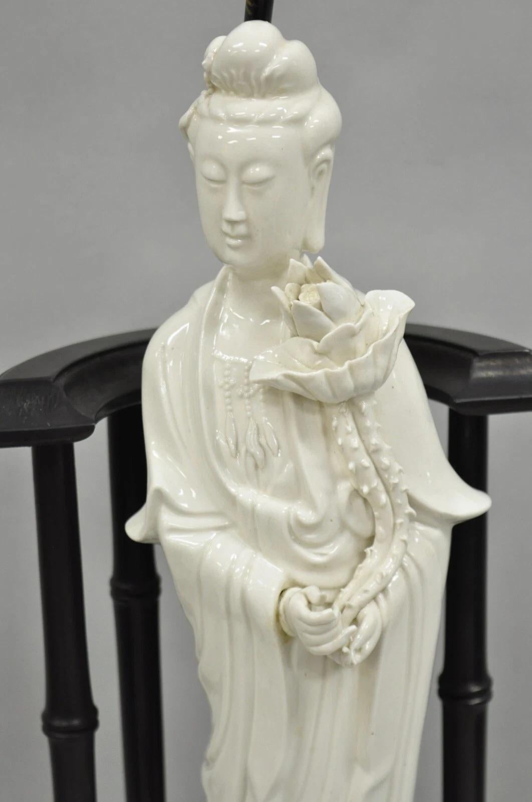 Lampe de table Vintage Chinoiserie Porcelaine Figure Guanyin Blanc de Chine Bon état - En vente à Philadelphia, PA