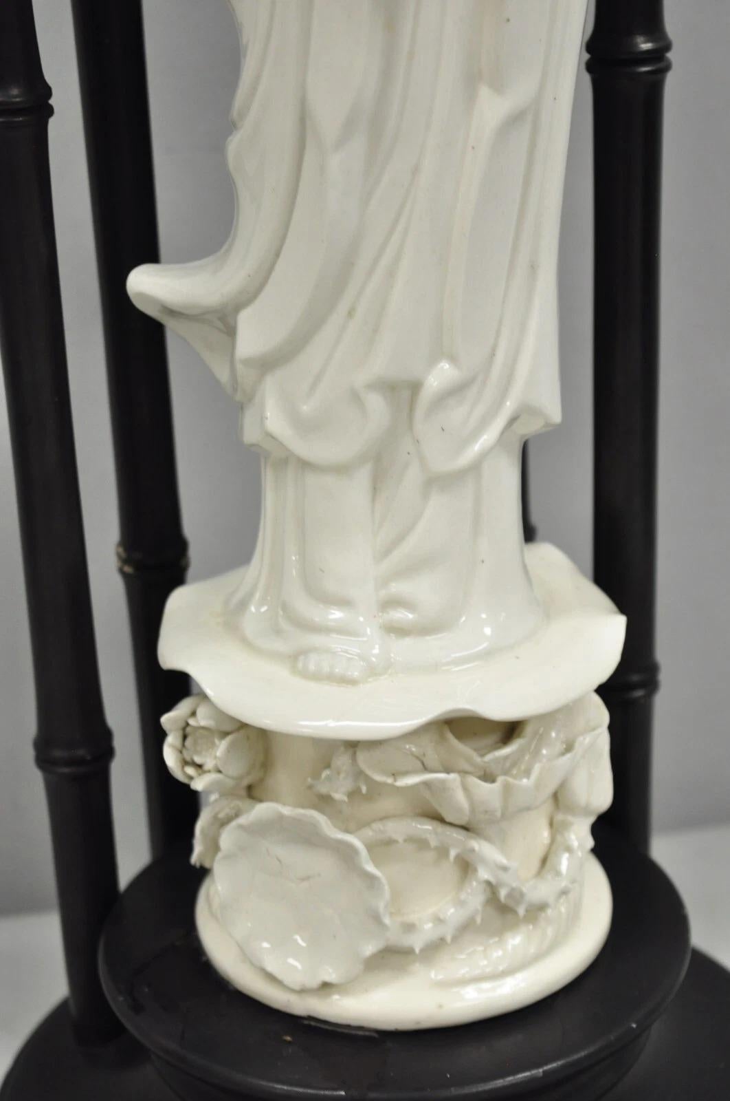 20ième siècle Lampe de table Vintage Chinoiserie Porcelaine Figure Guanyin Blanc de Chine en vente