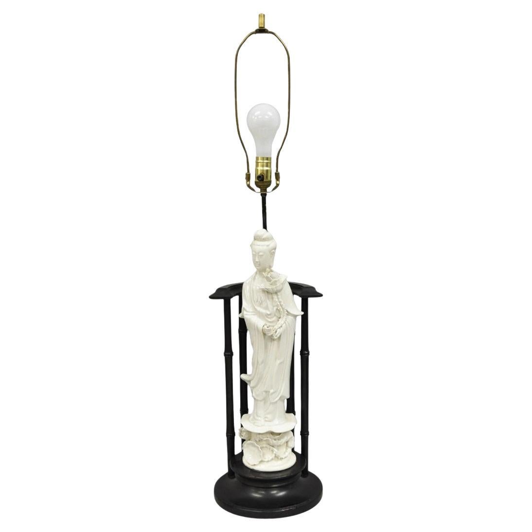 Lampe de table Vintage Chinoiserie Porcelaine Figure Guanyin Blanc de Chine en vente