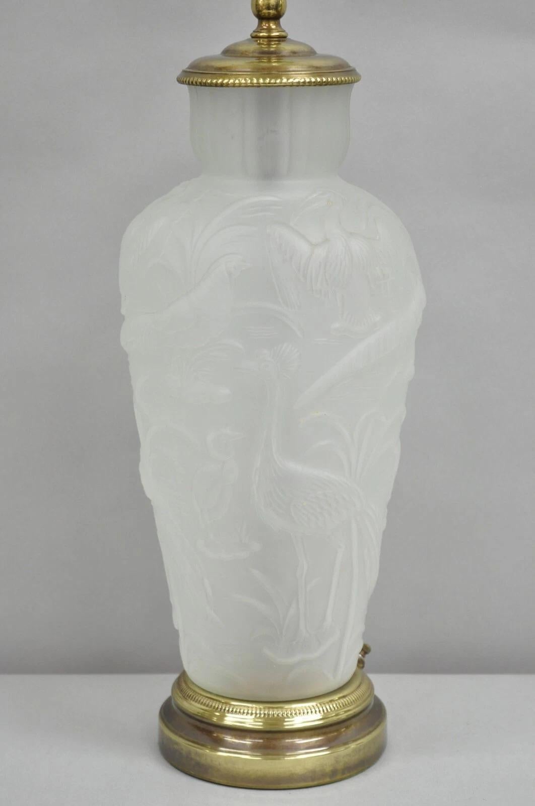 Lámpara de Sobremesa Art Nouveau Vintage Chinoiserie Pájaros Tropicales de Cristal Satinado Levantado en venta 4