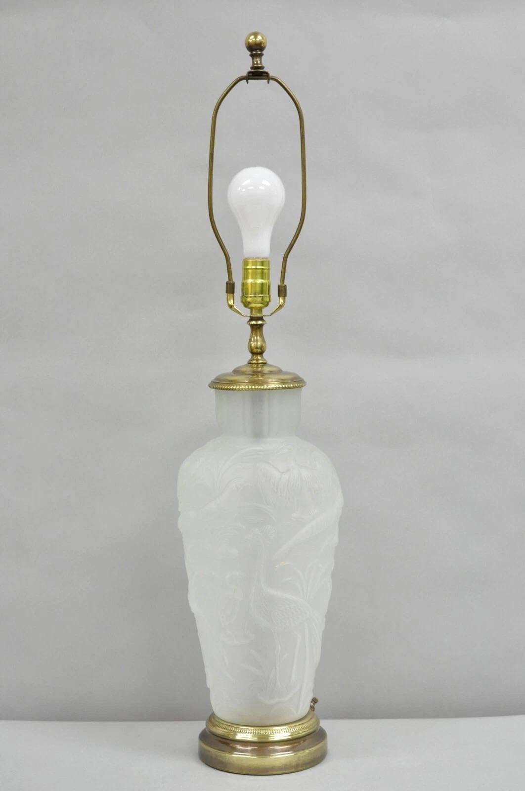 Lámpara de Sobremesa Art Nouveau Vintage Chinoiserie Pájaros Tropicales de Cristal Satinado Levantado en venta 5