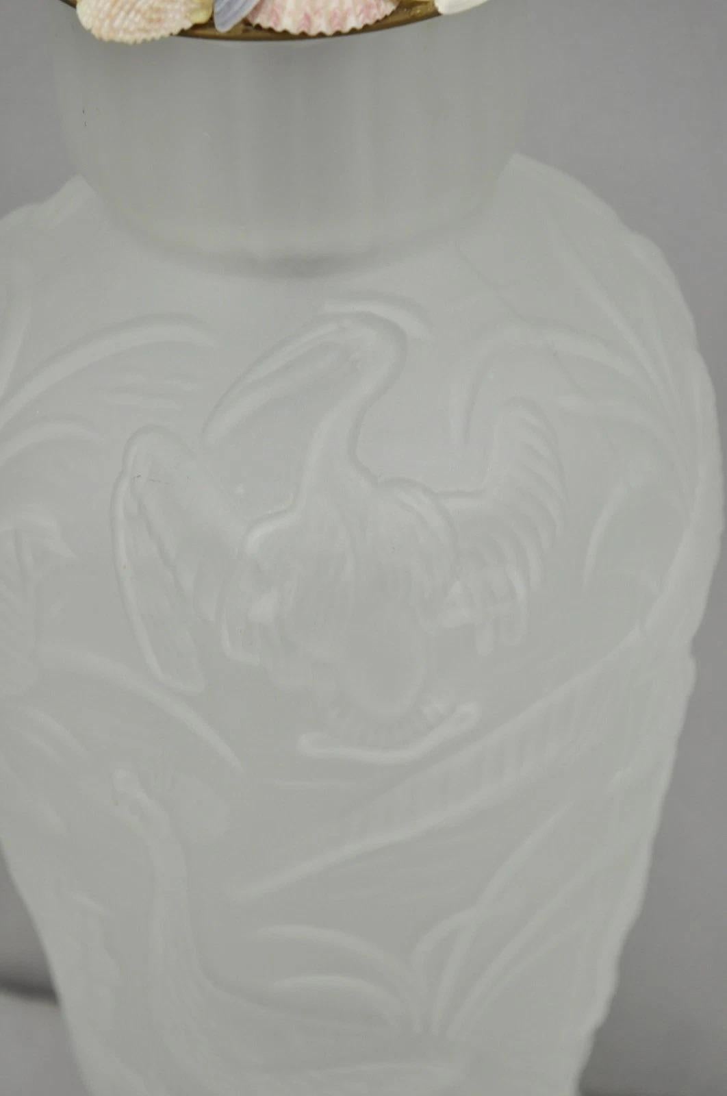 Lámpara de Sobremesa Art Nouveau Vintage Chinoiserie Pájaros Tropicales de Cristal Satinado Levantado en Bueno estado para la venta en Philadelphia, PA