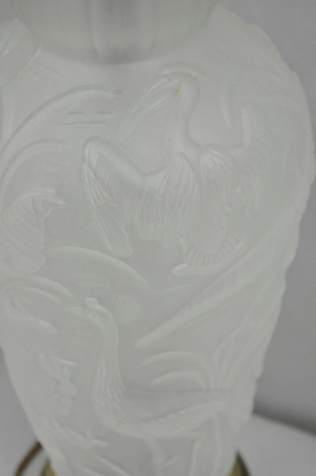 Lámpara de Sobremesa Art Nouveau Vintage Chinoiserie Pájaros Tropicales de Cristal Satinado Levantado siglo XX en venta