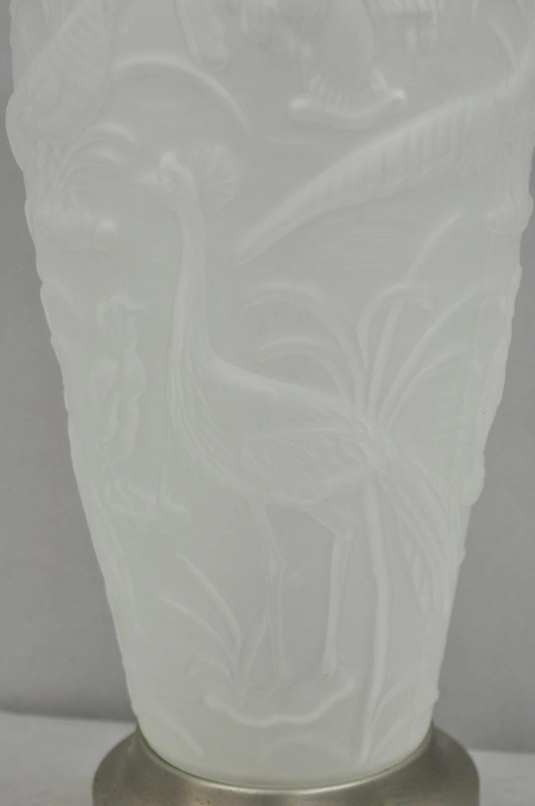 Lámpara de Sobremesa Art Nouveau Vintage Chinoiserie Pájaros Tropicales de Cristal Satinado Levantado siglo XX en venta