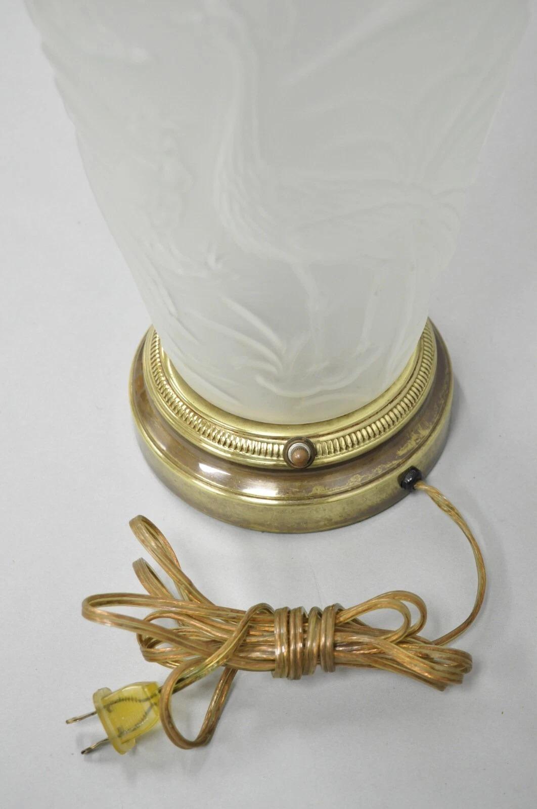 Lámpara de Sobremesa Art Nouveau Vintage Chinoiserie Pájaros Tropicales de Cristal Satinado Levantado en venta 3