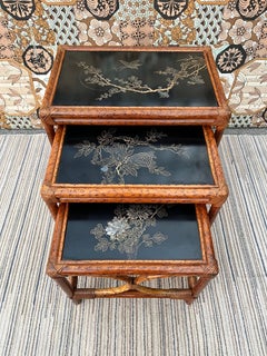 Tables gigognes vintage en rotin Chinoiserie. Circa 1960s