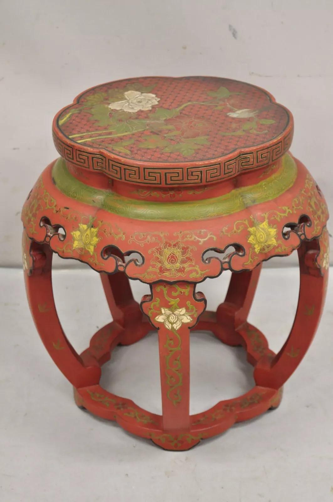 Vintage Chinoiserie Tabouret tambour chinois en laque rouge avec oiseaux et fleurs peints à la main. Circa Mid 20th Century. Dimensions : 19